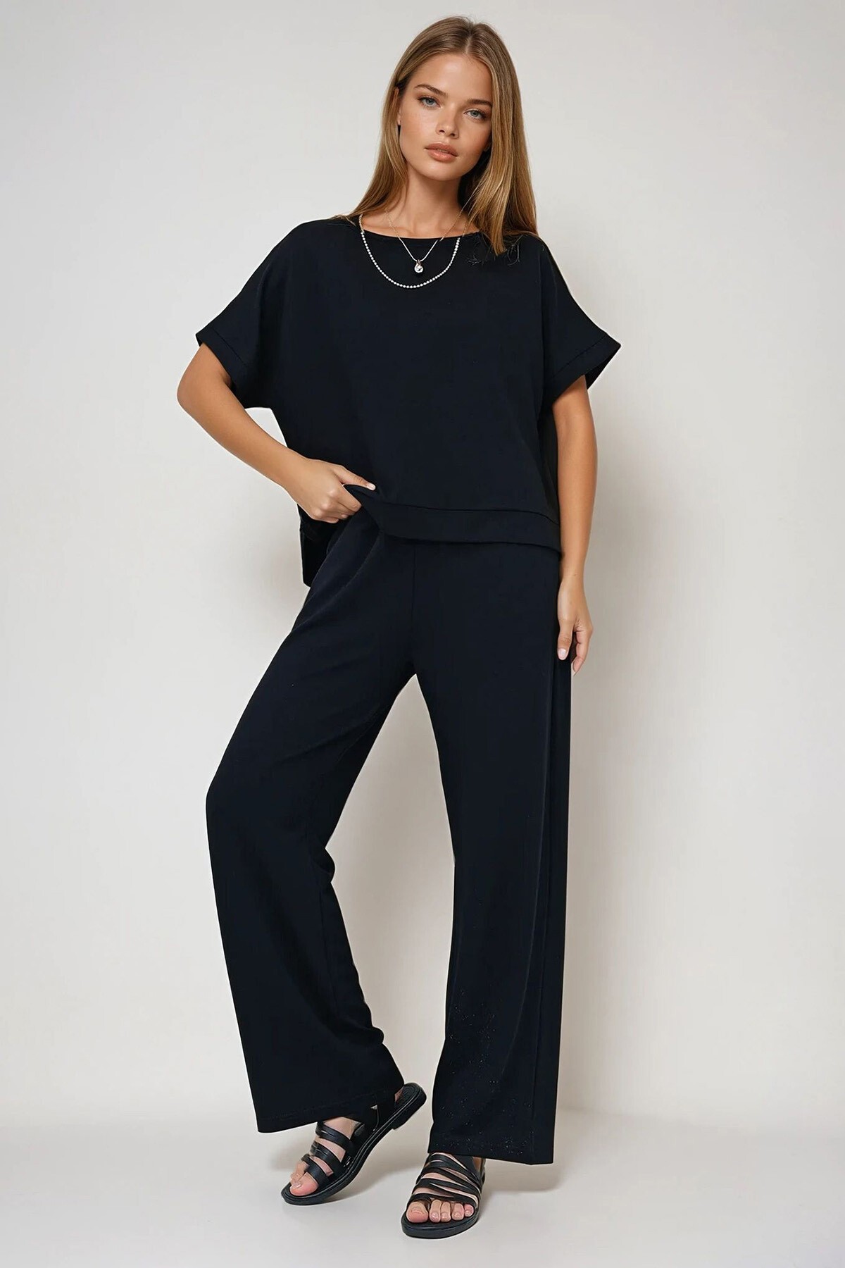 Siyah Kayık Yaka Yarım Kol Yırtmaç Detaylı Bluz Ve Cepli  Pantolon Takım