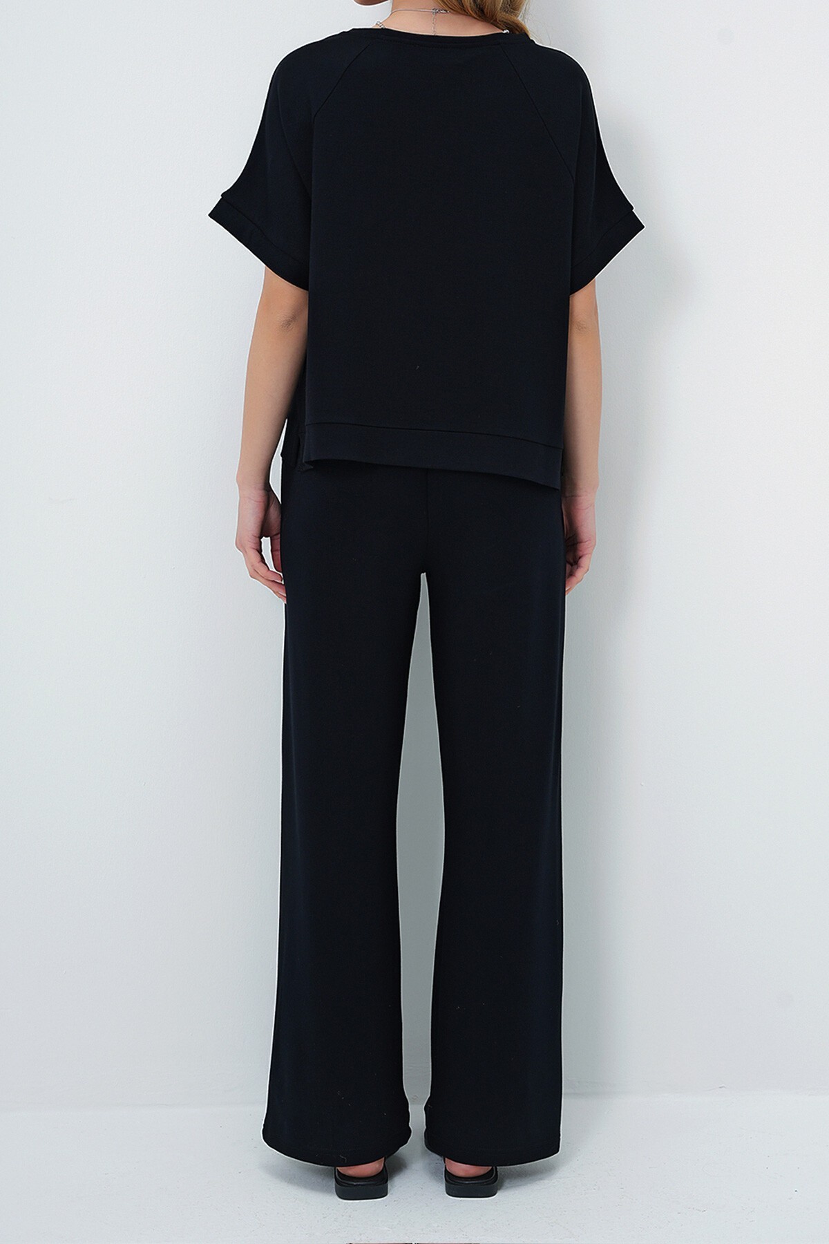 Siyah Kayık Yaka Yarım Kol Yırtmaç Detaylı Bluz Ve Cepli  Pantolon Takım
