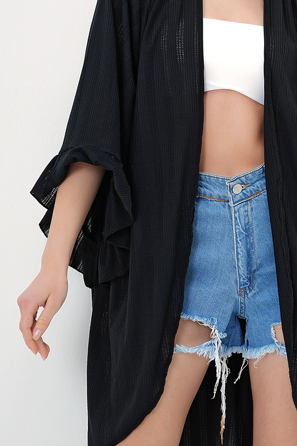 Siyah Kolları Fırfırlı Delik Ajurlu Kimono Ceket