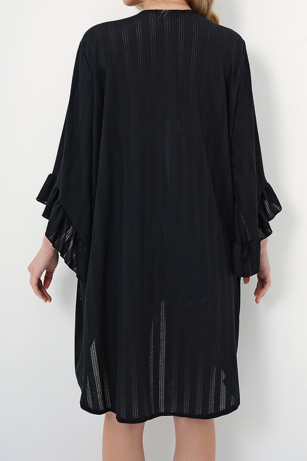 Siyah Kolları Fırfırlı Delik Ajurlu Kimono Ceket