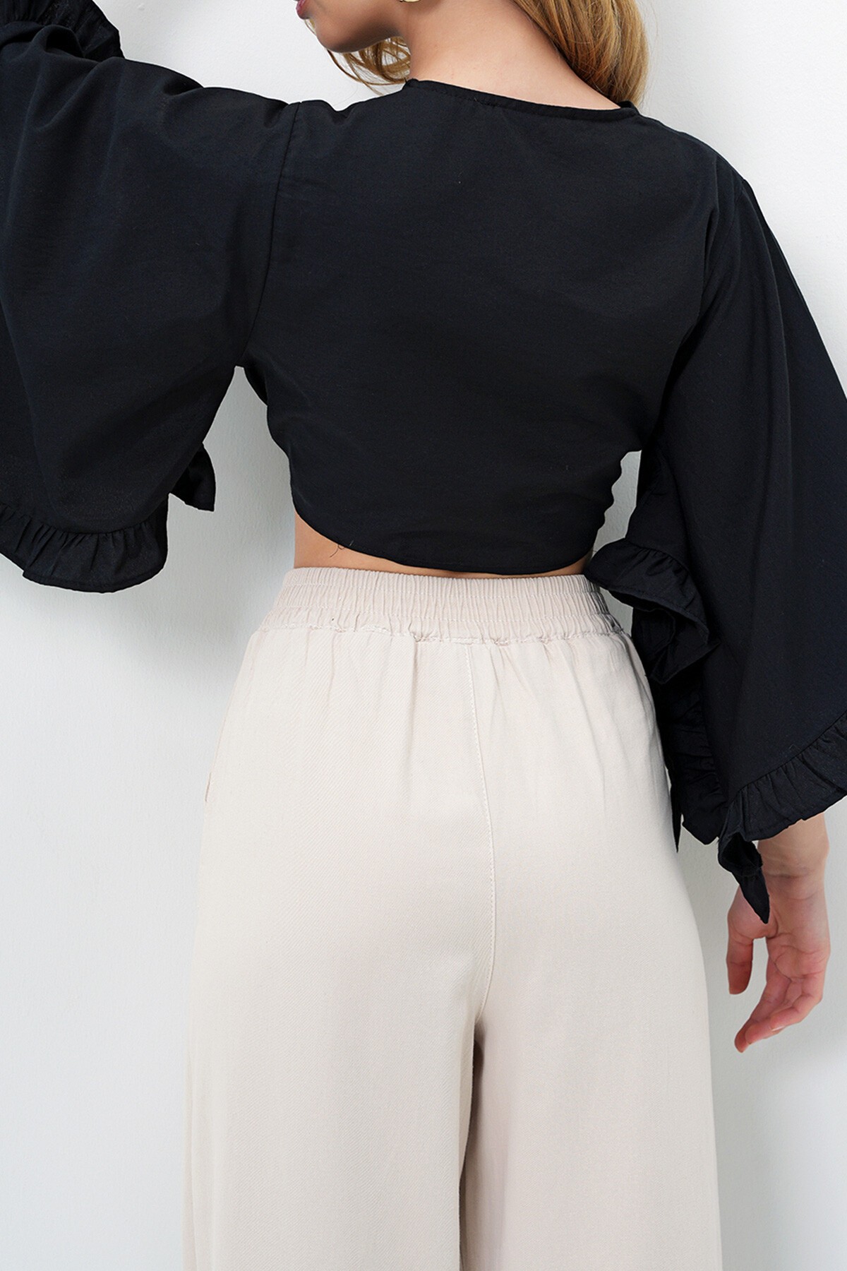 Siyah Kolları Fırfırlı Poplin Crop Dokuma Bluz