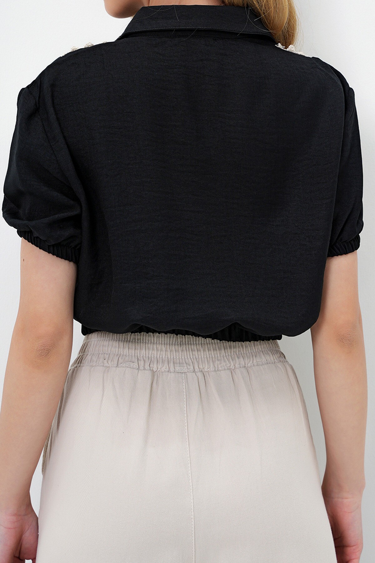 Siyah Kolları Ve Beli Lastikli Şerit Dantel Detaylı Aerobin Crop Gömlek