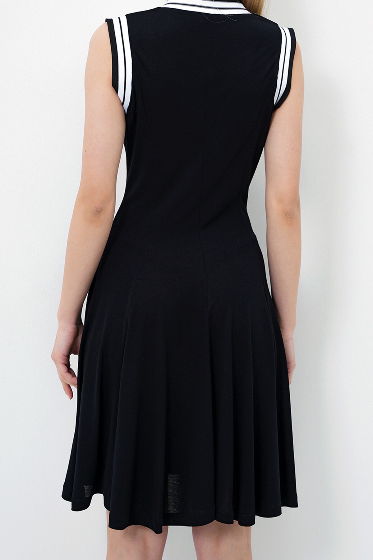 Siyah Kolları Ve Yakası Bant Detaylı Midi Boy Örme Elbise