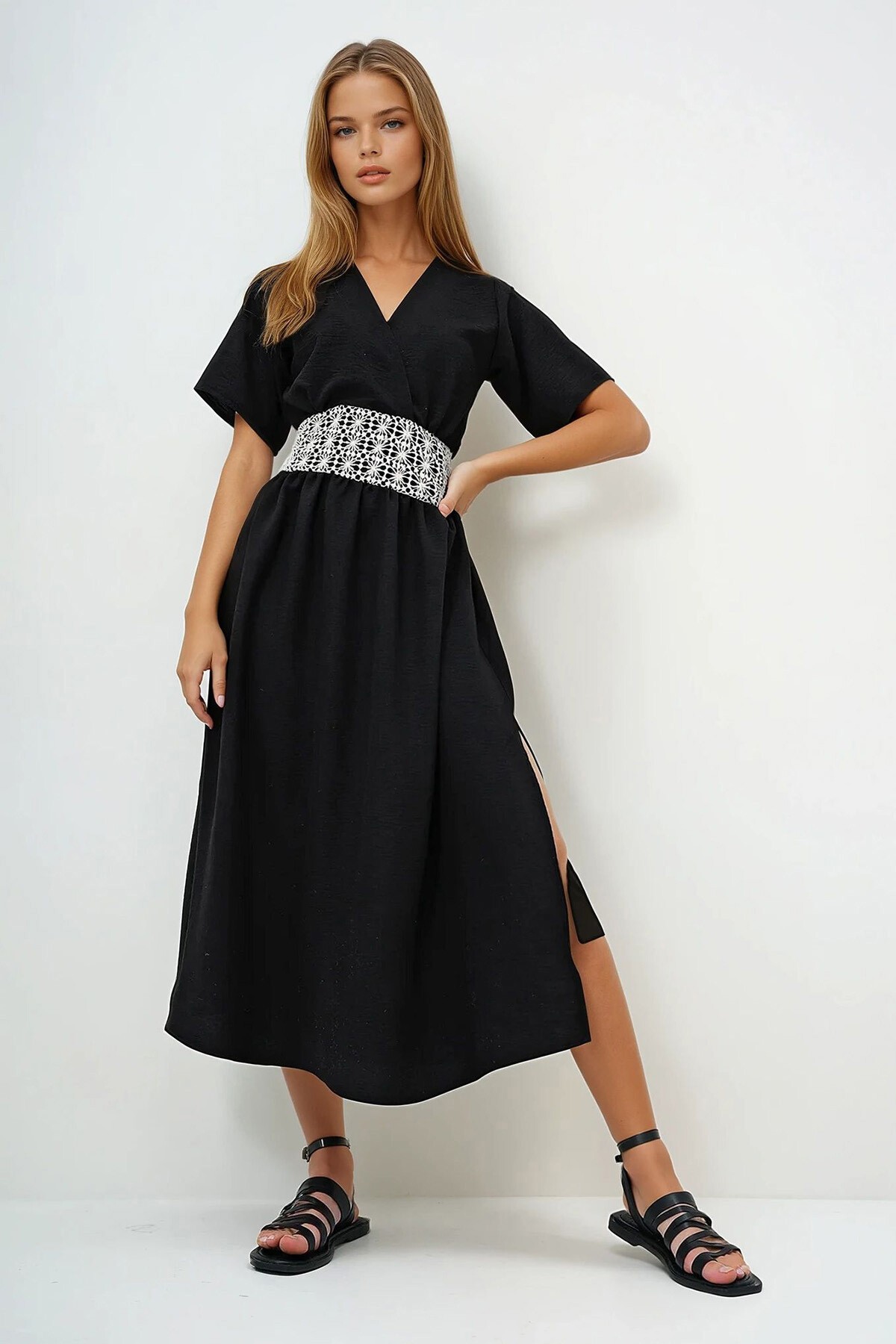 Siyah Kruvaze Yaka Fisto Bordür İşlemeli Yırtmaçlı Dokuma Elbise
