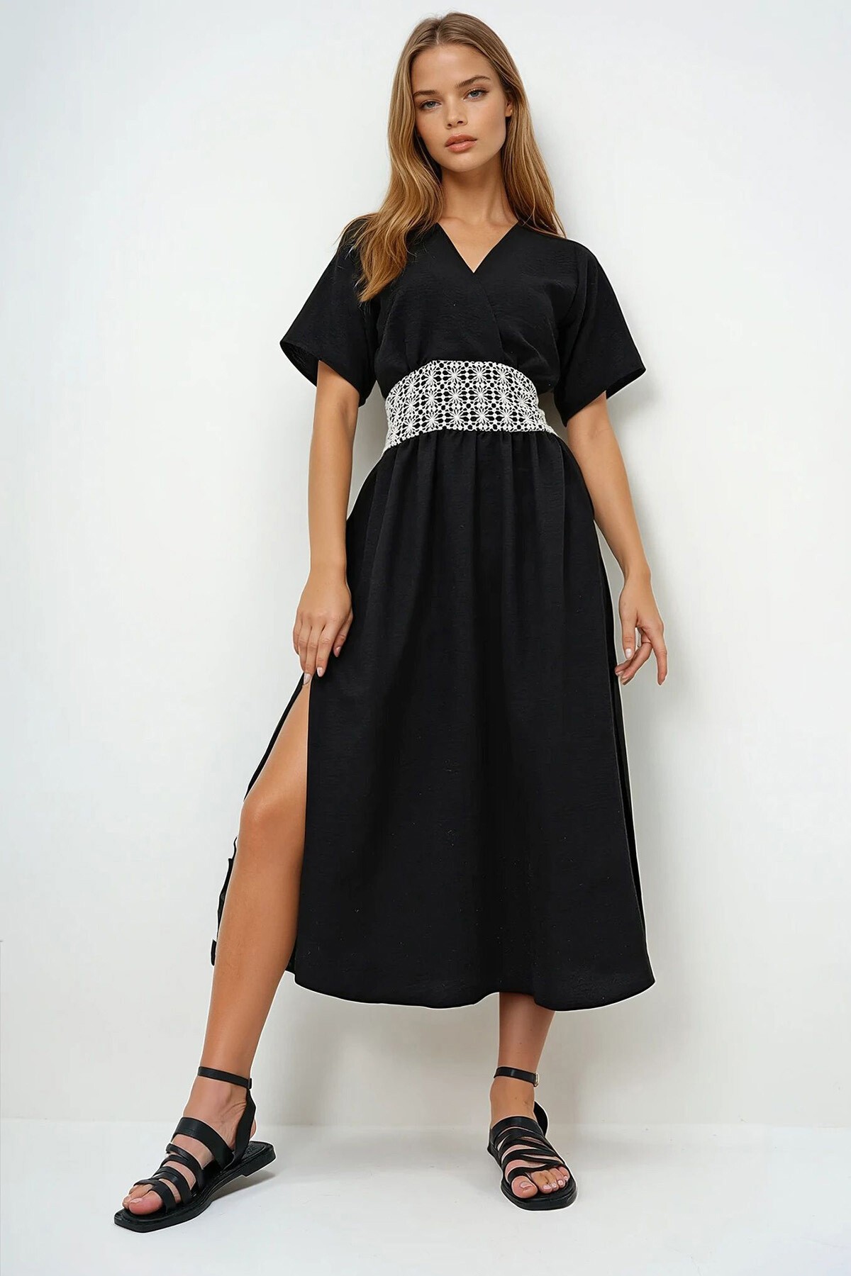 Siyah Kruvaze Yaka Fisto Bordür İşlemeli Yırtmaçlı Dokuma Elbise