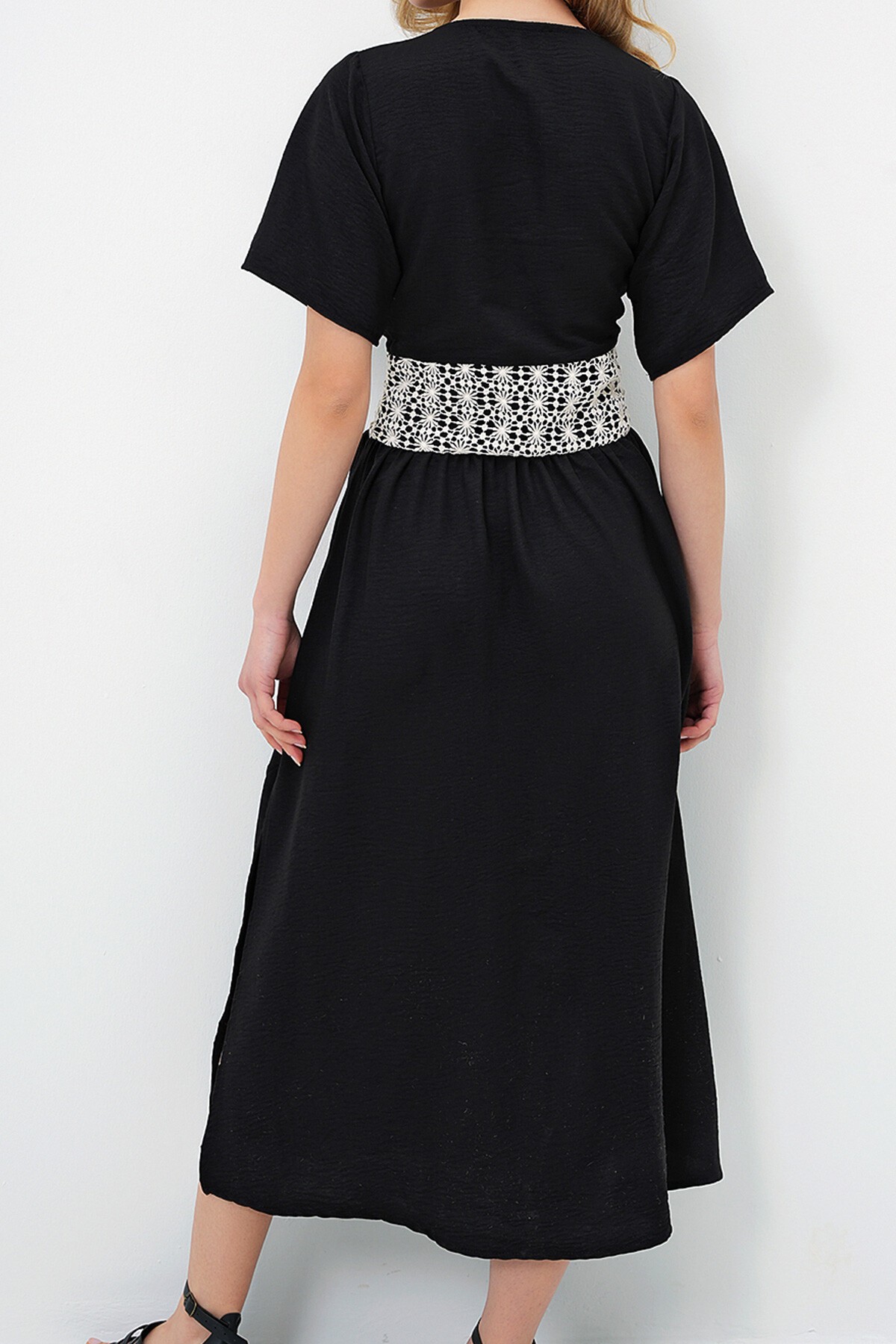 Siyah Kruvaze Yaka Fisto Bordür İşlemeli Yırtmaçlı Dokuma Elbise