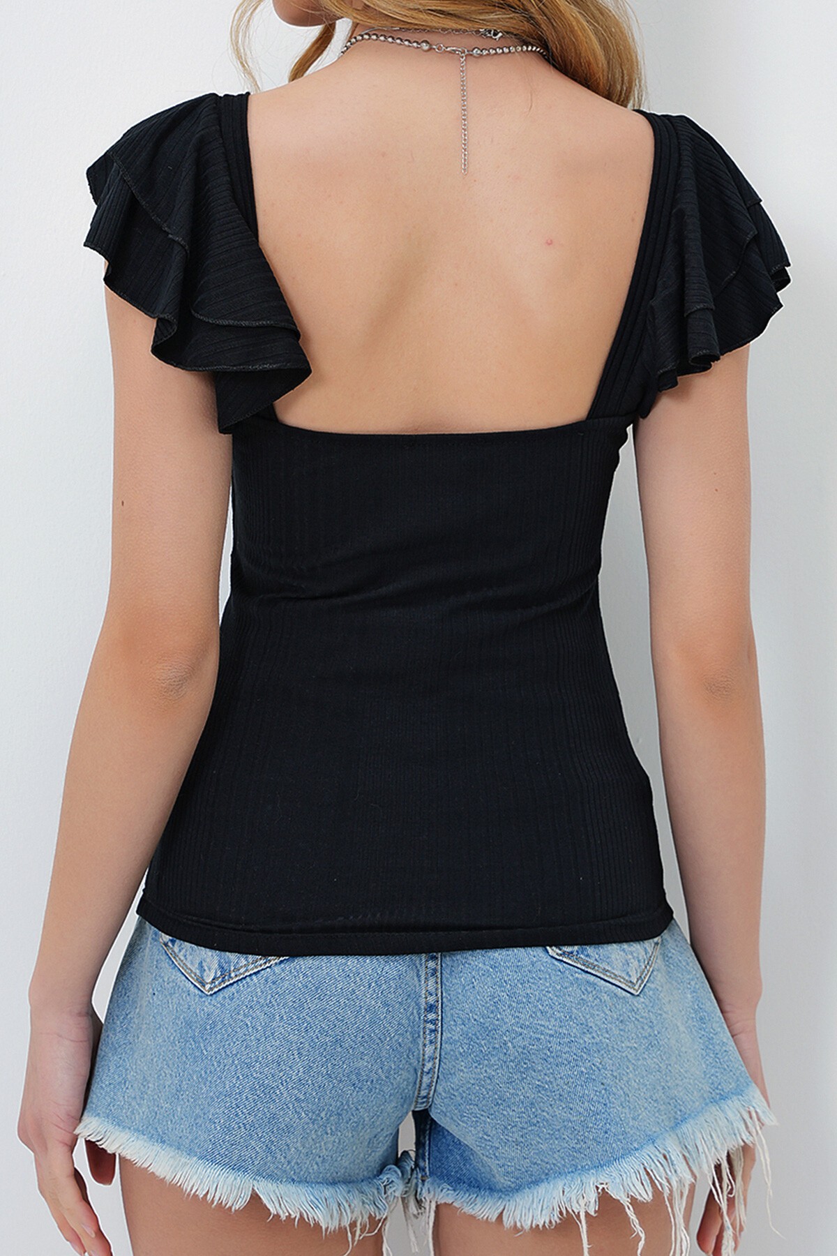 Siyah Kruvaze Yaka Sırt Dekolteli Omuzları Fırfırlı Bluz