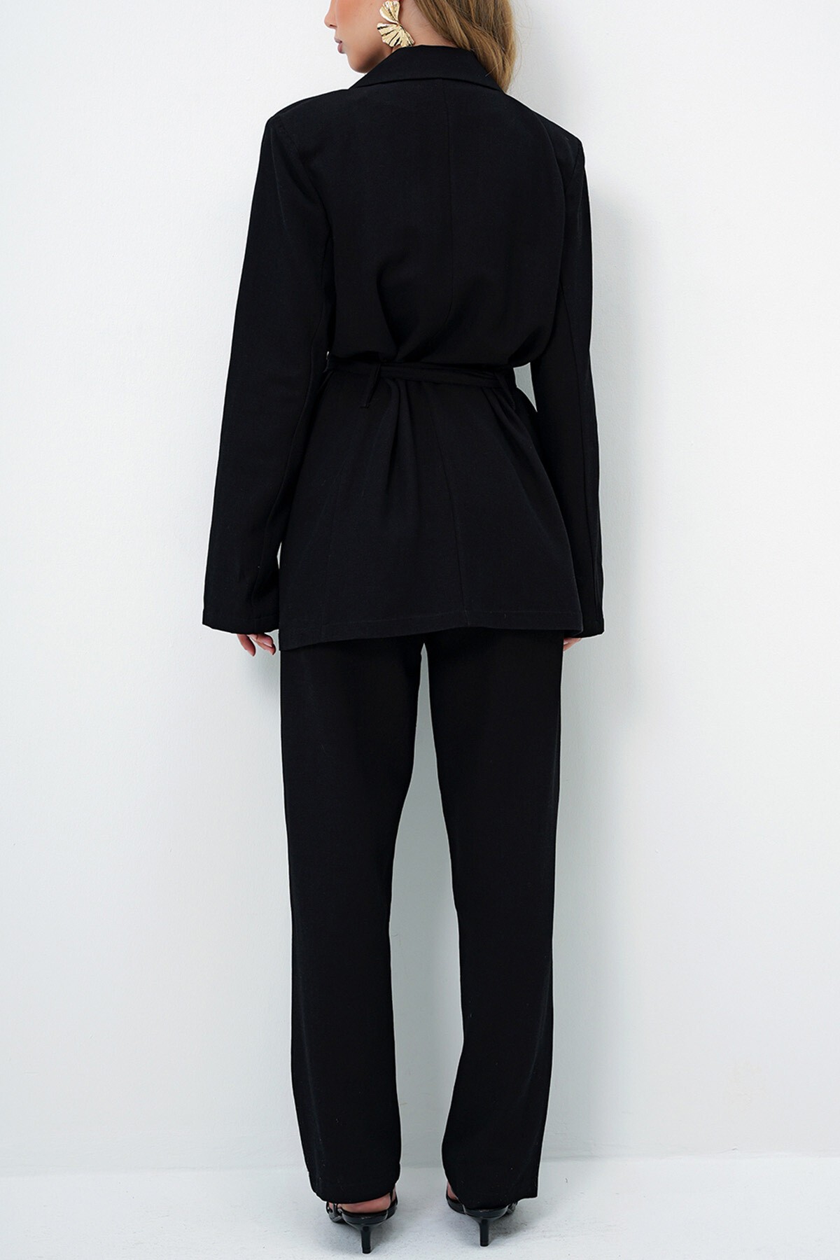 Siyah Kuşak Detaylı Keten Ceket Ve Çift Cepli Pantolon Takım