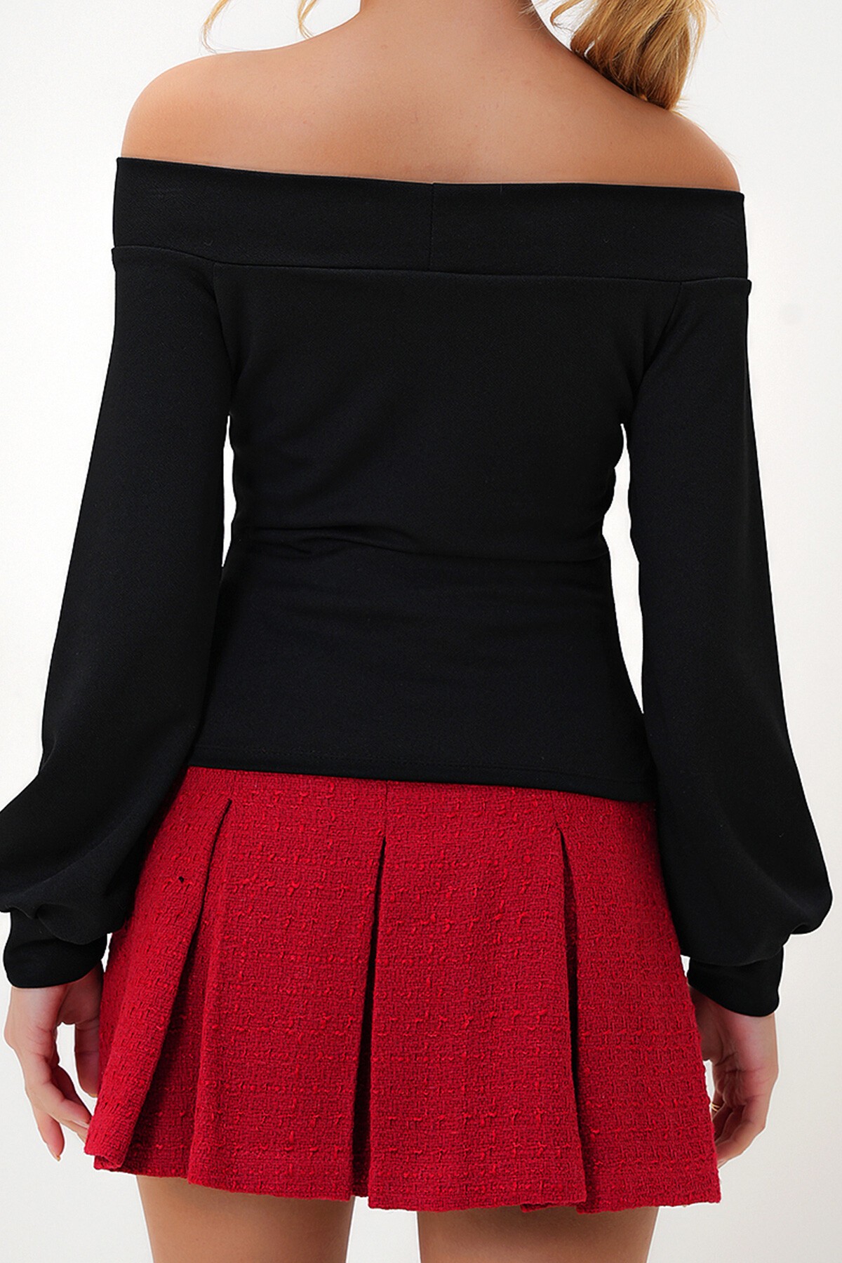 Siyah Madonna Yaka Cut Out Detaylı Örme Bluz