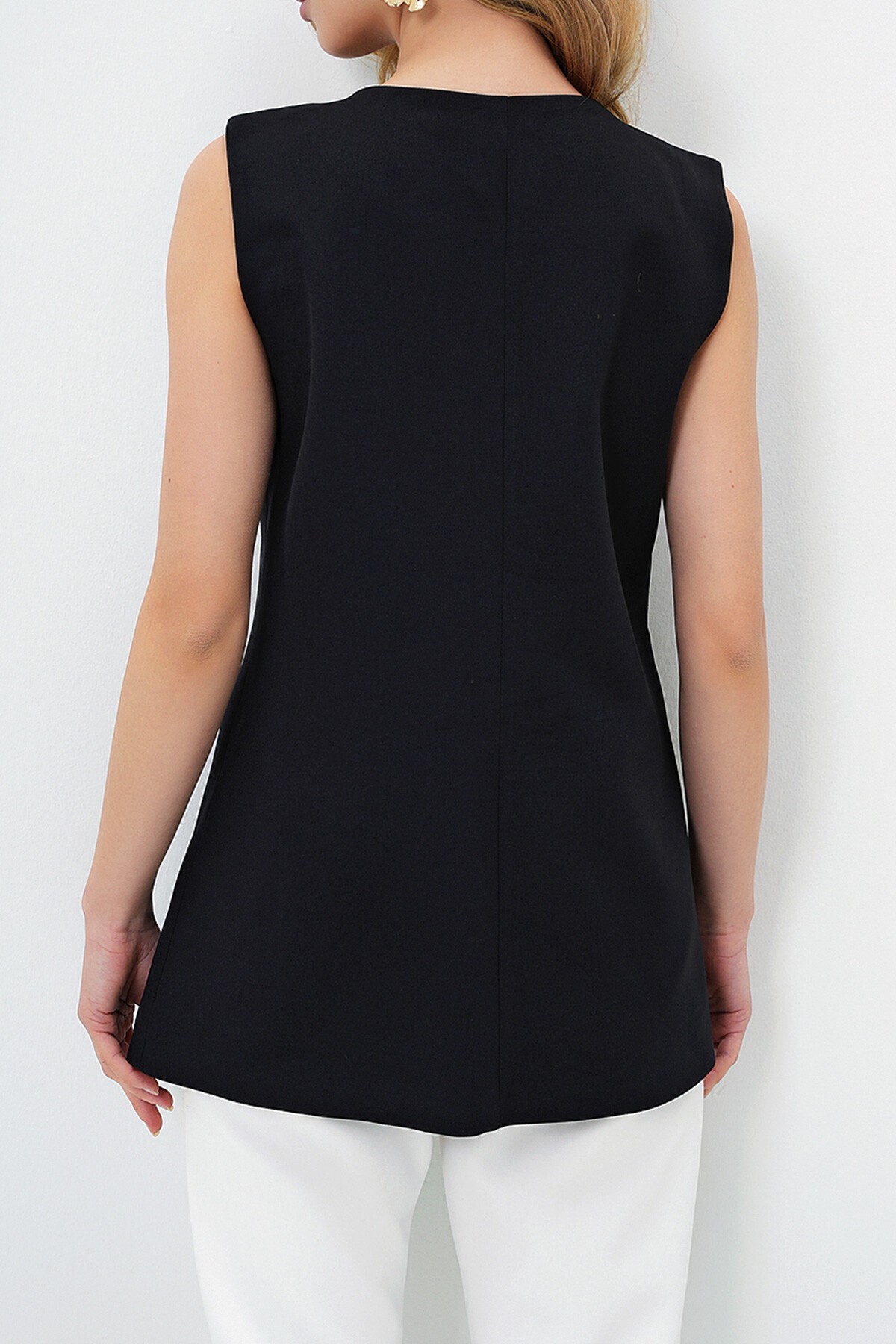 Siyah Metal Aksesuarlı Asimetrik Kesim Yelek