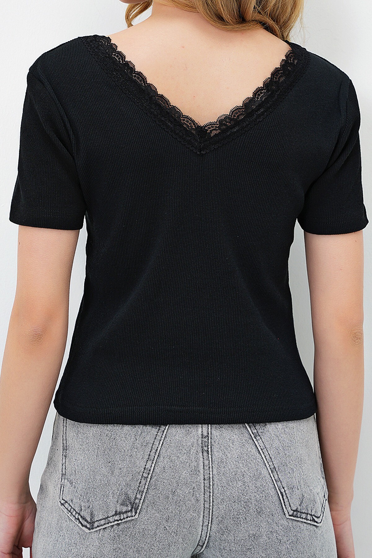 Siyah Ön Arka V Yaka Dantel Detaylı Kısa Kol Bluz