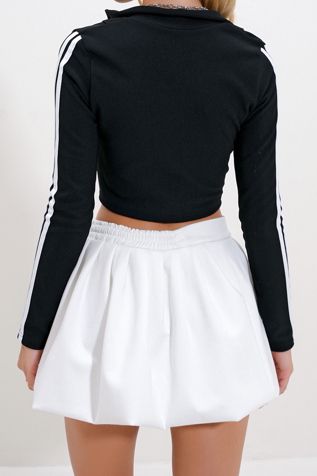 Siyah Önü Fermuarli Şeritli Crop Bluz