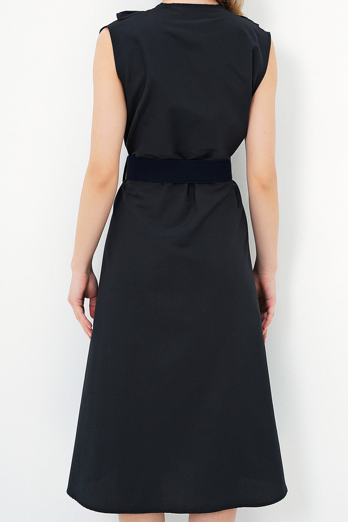 Siyah Önü Fırfırlı Kemerli Poplin Dokuma Elbise