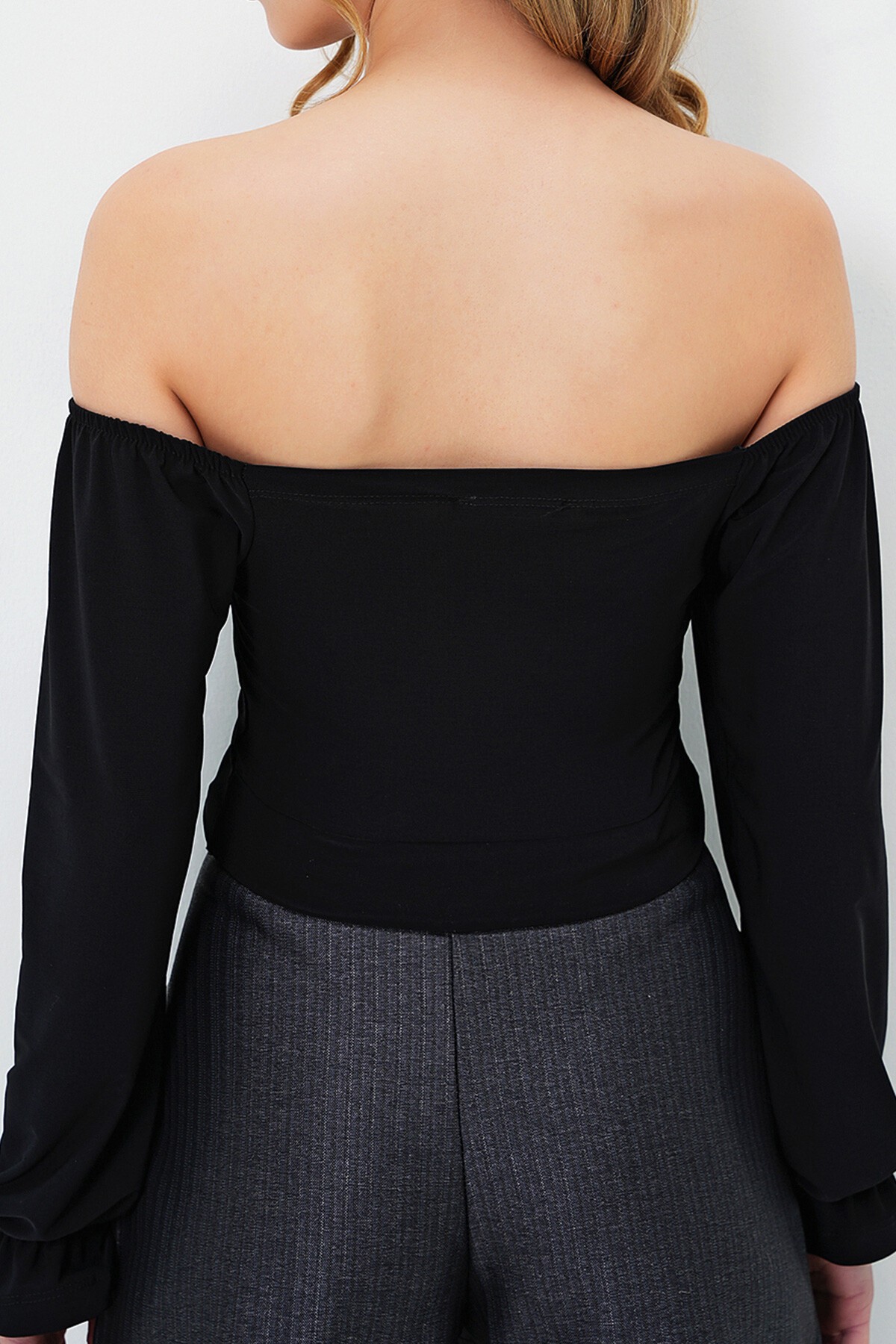 Siyah Öpücük Yaka Önü Büzgülü Crop Sandy Bluz