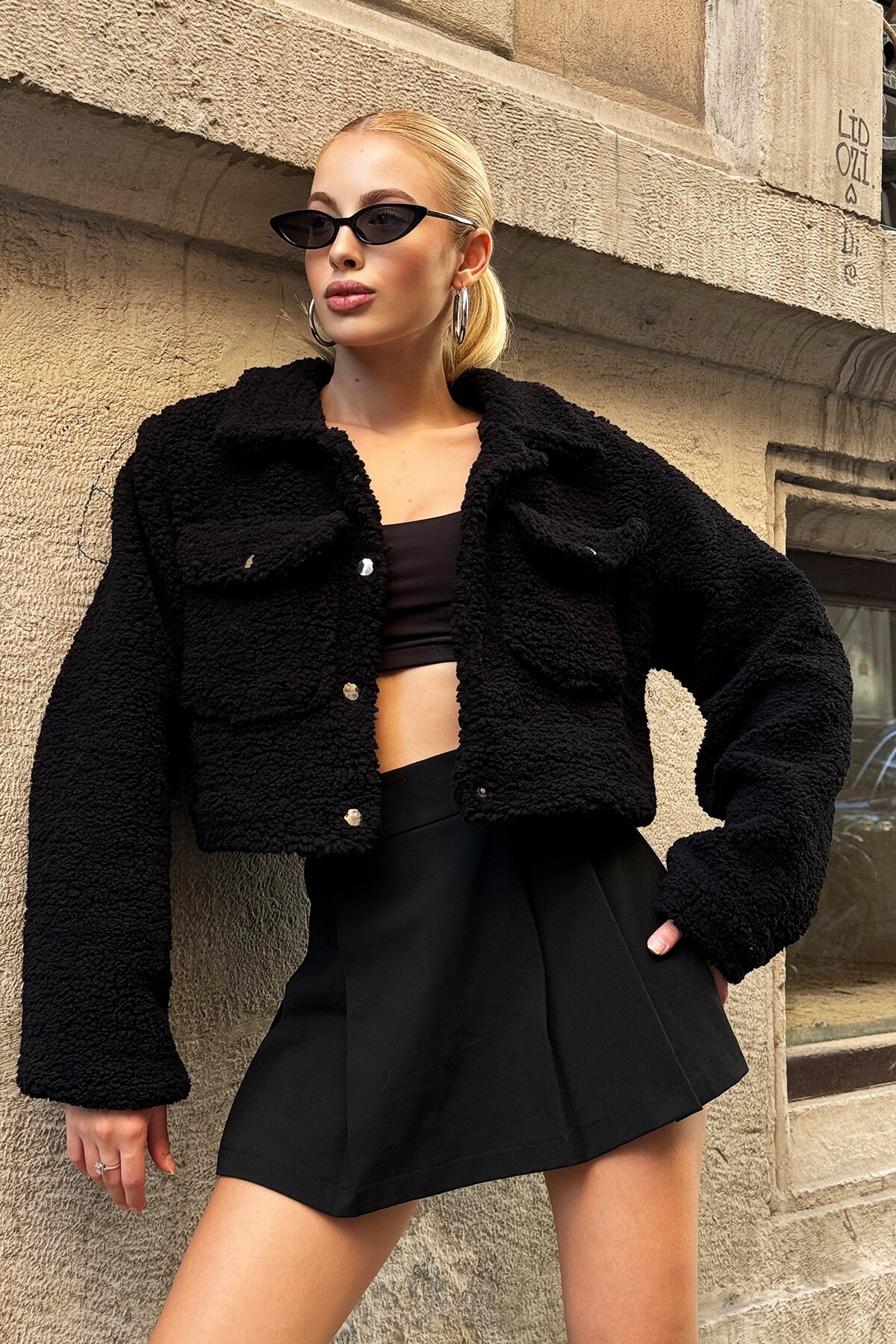 Siyah Polo Yaka Çift Cepli Çıtçıt Kapamalı Crop Peluş Ceket