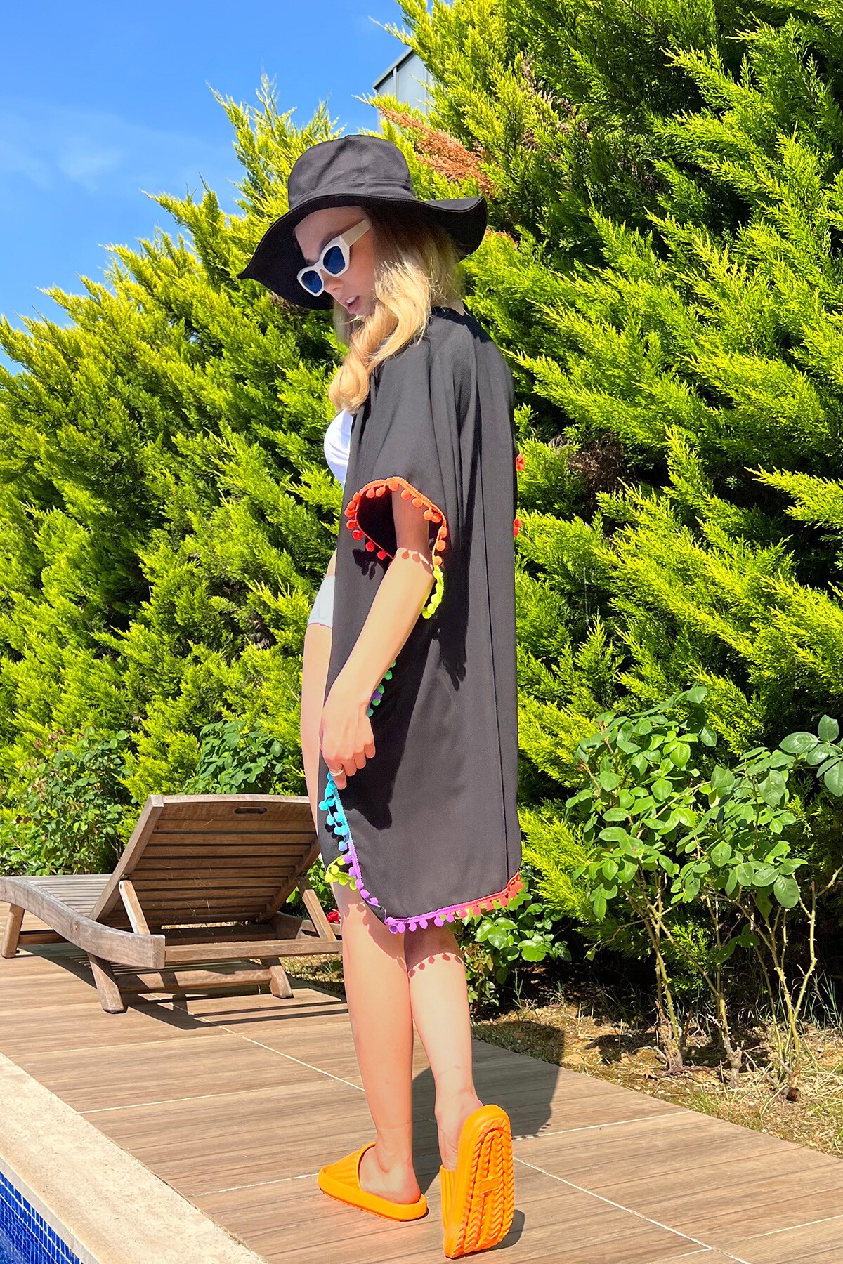 Siyah Renkli Püsküllü Pareo