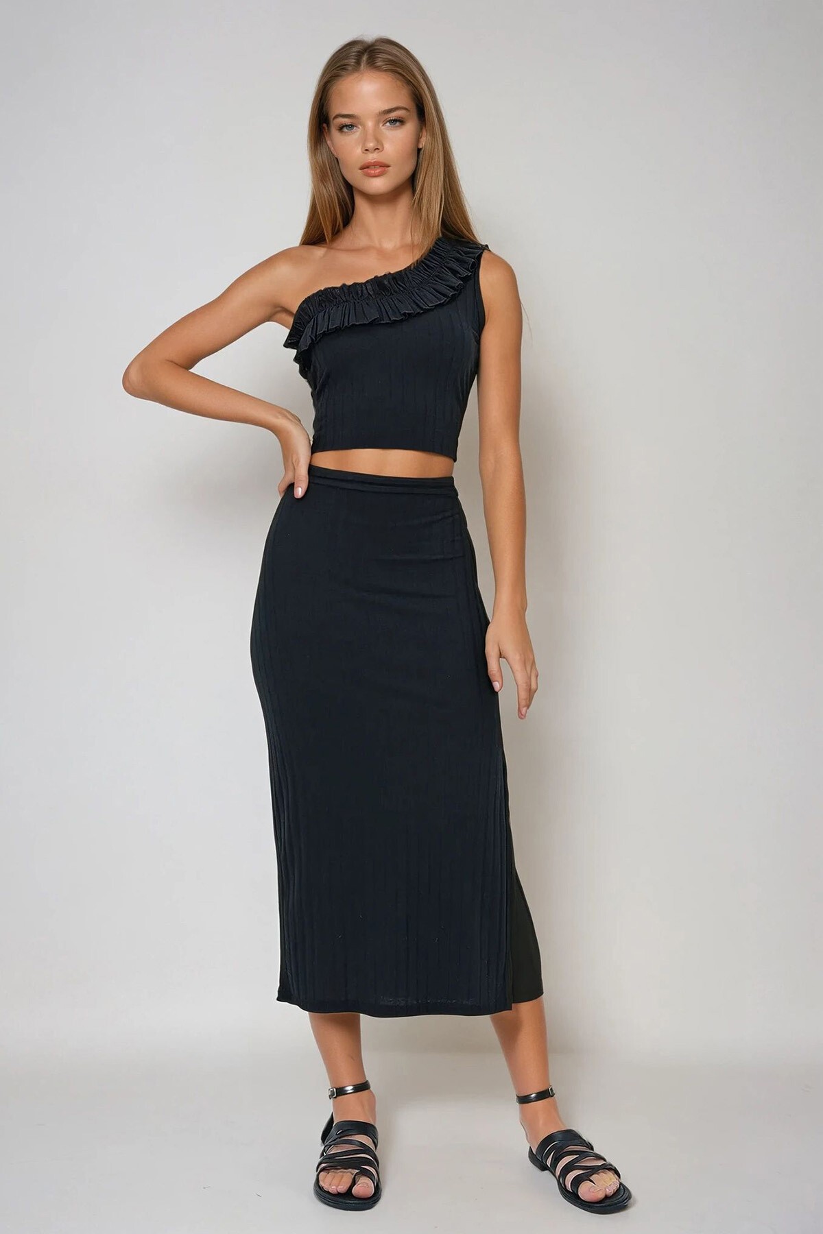 Siyah Tek Omuz Askılı Fırfırlı Bluz Ve Yırtmaçlı Etek Takım