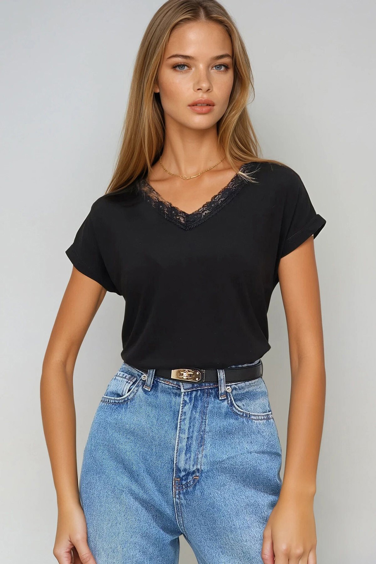 Siyah V Yaka Dantel Detaylı Sıfır Kol T Shırt