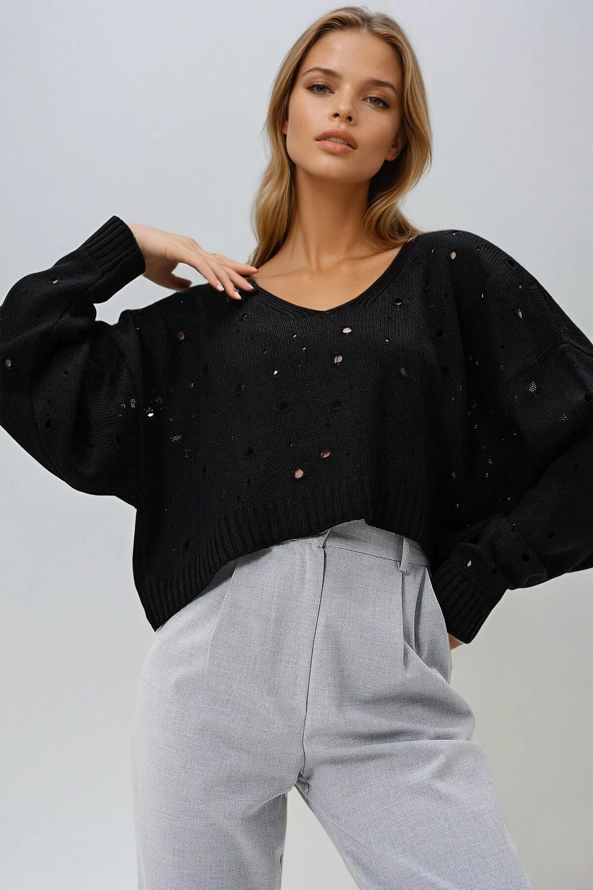Siyah V Yaka Delik Ajurlu Crop Kazak
