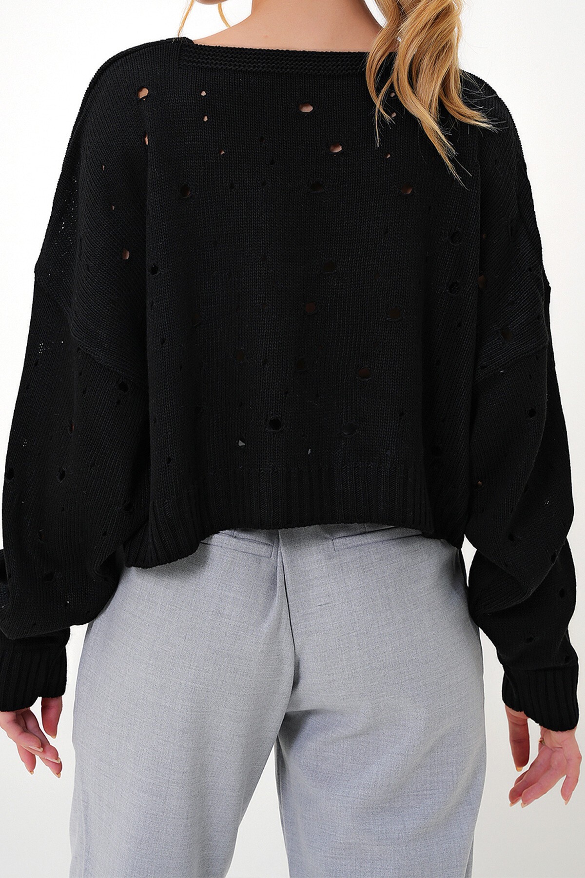 Siyah V Yaka Delik Ajurlu Crop Kazak