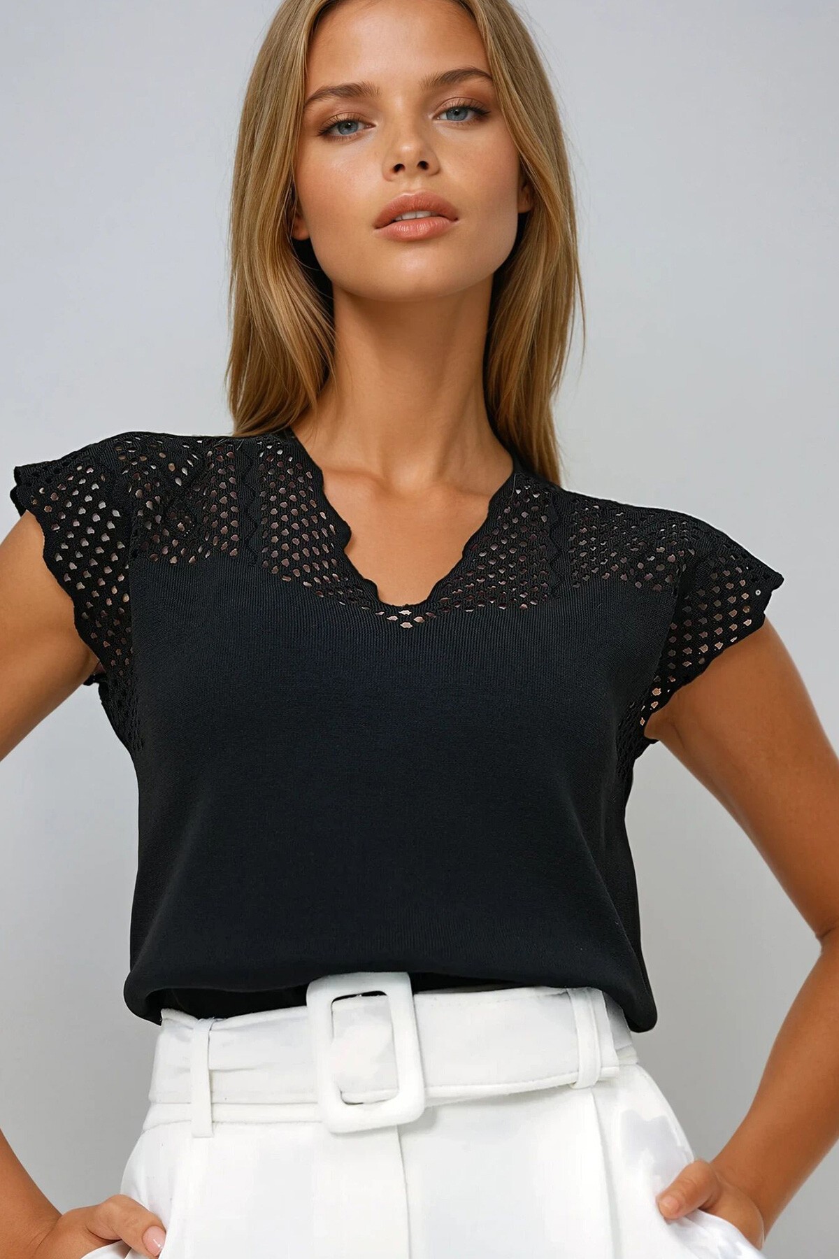 Siyah V Yaka Delik Ajurlu Mevsimlik Triko Bluz