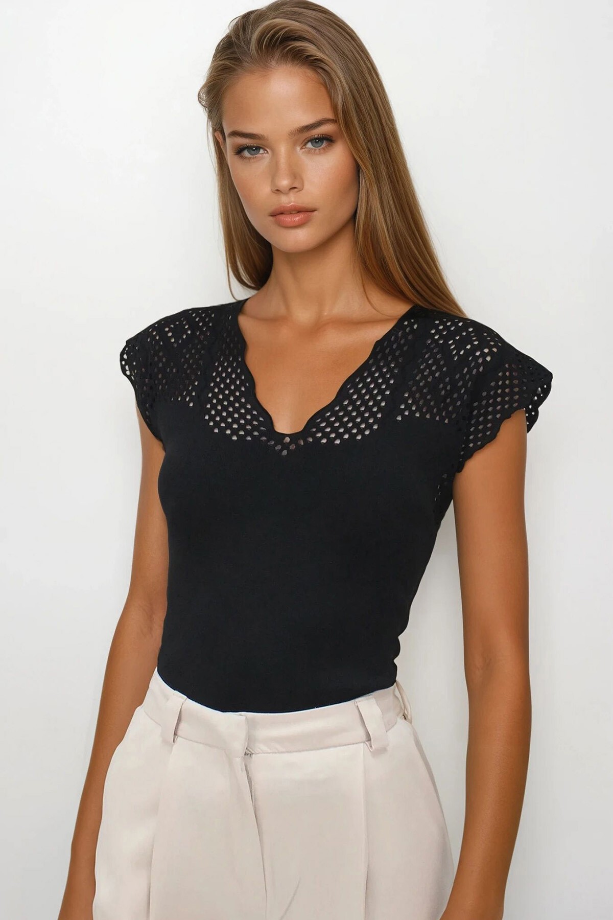 Siyah V Yaka Delik Ajurlu Mevsimlik Triko Bluz