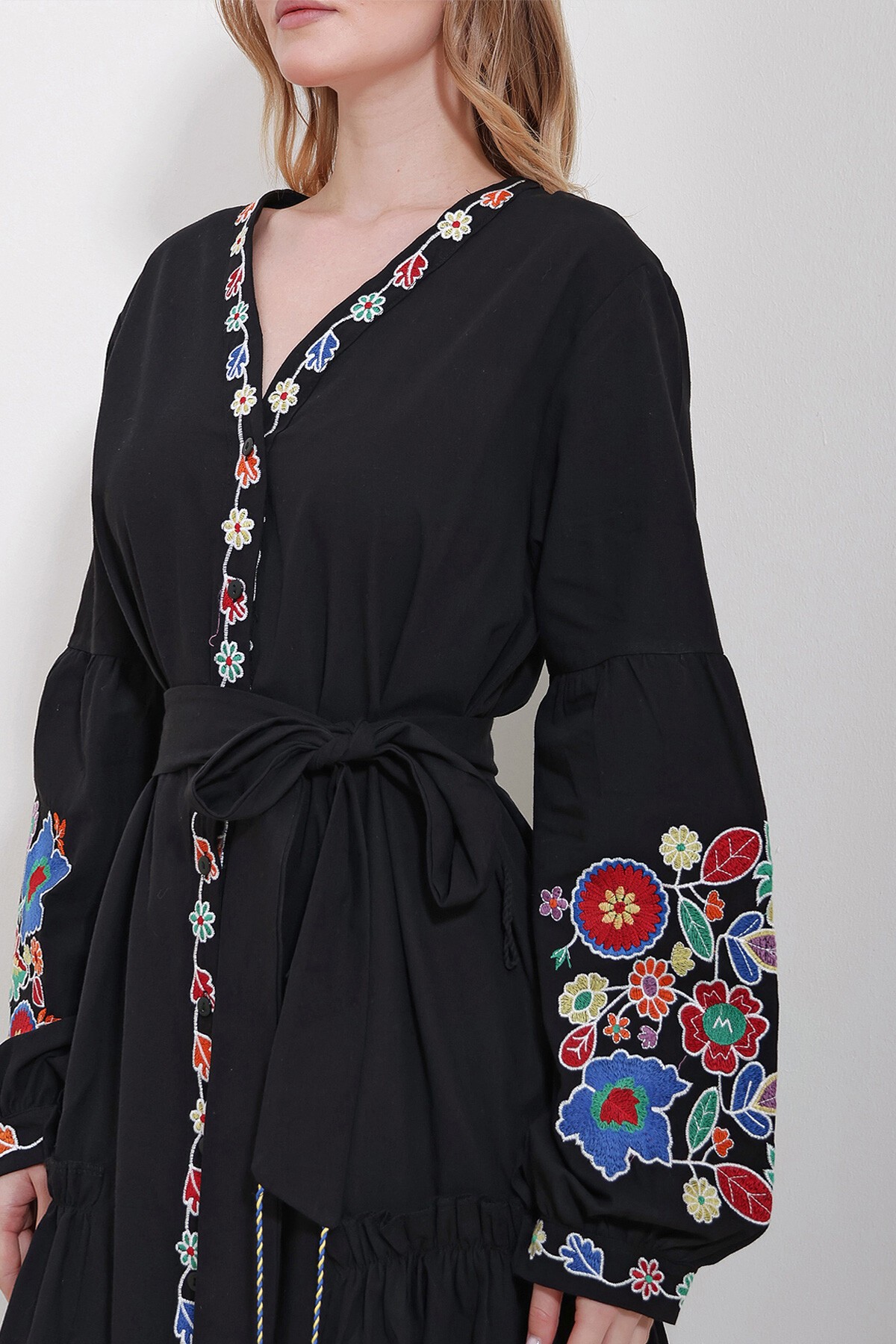 Siyah V Yaka Full Nakışlı Astarlı Dokuma Elbise