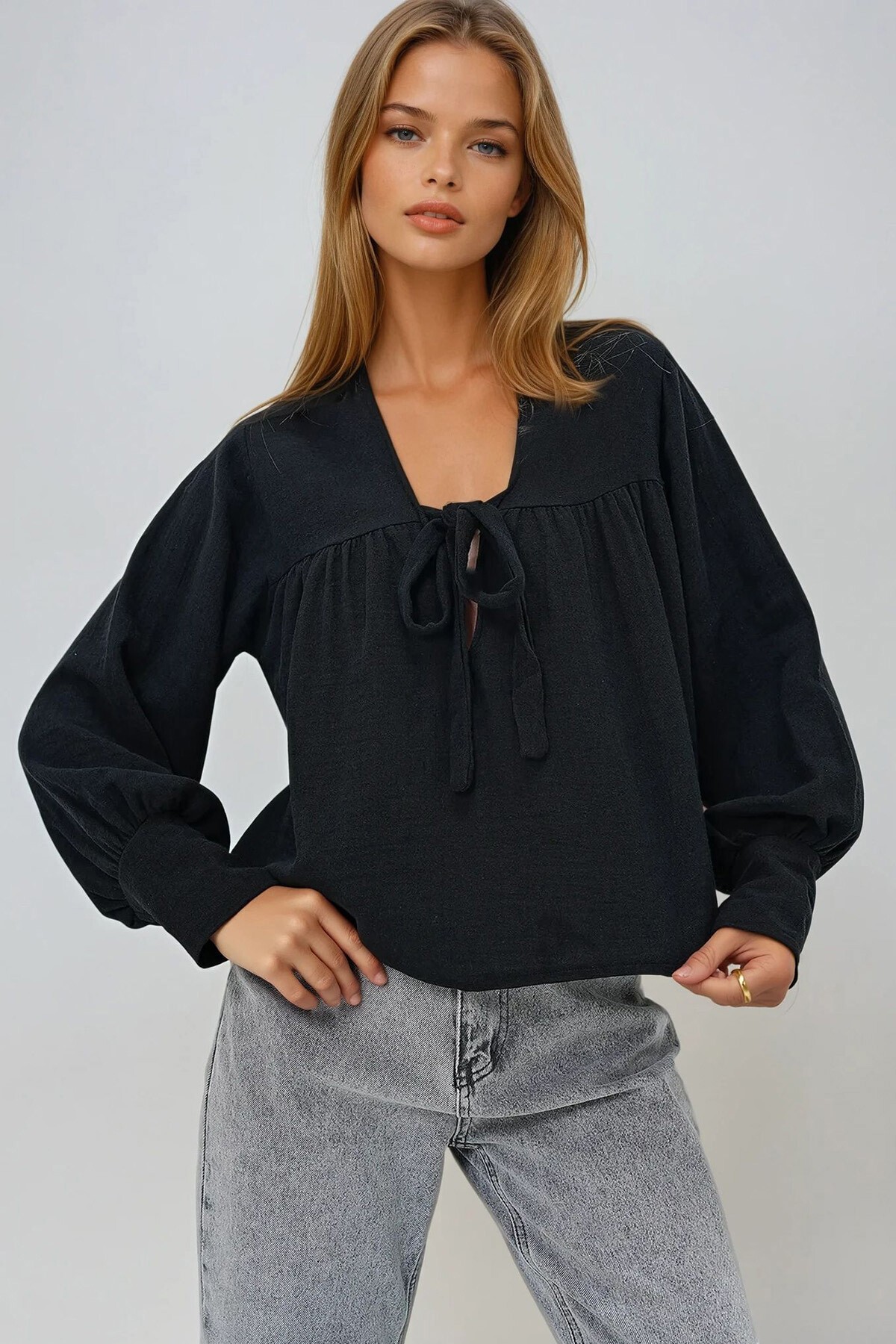 Siyah V Yaka Göğüsten Bağlamalı Büzgülü Yazlık Dokuma Bluz