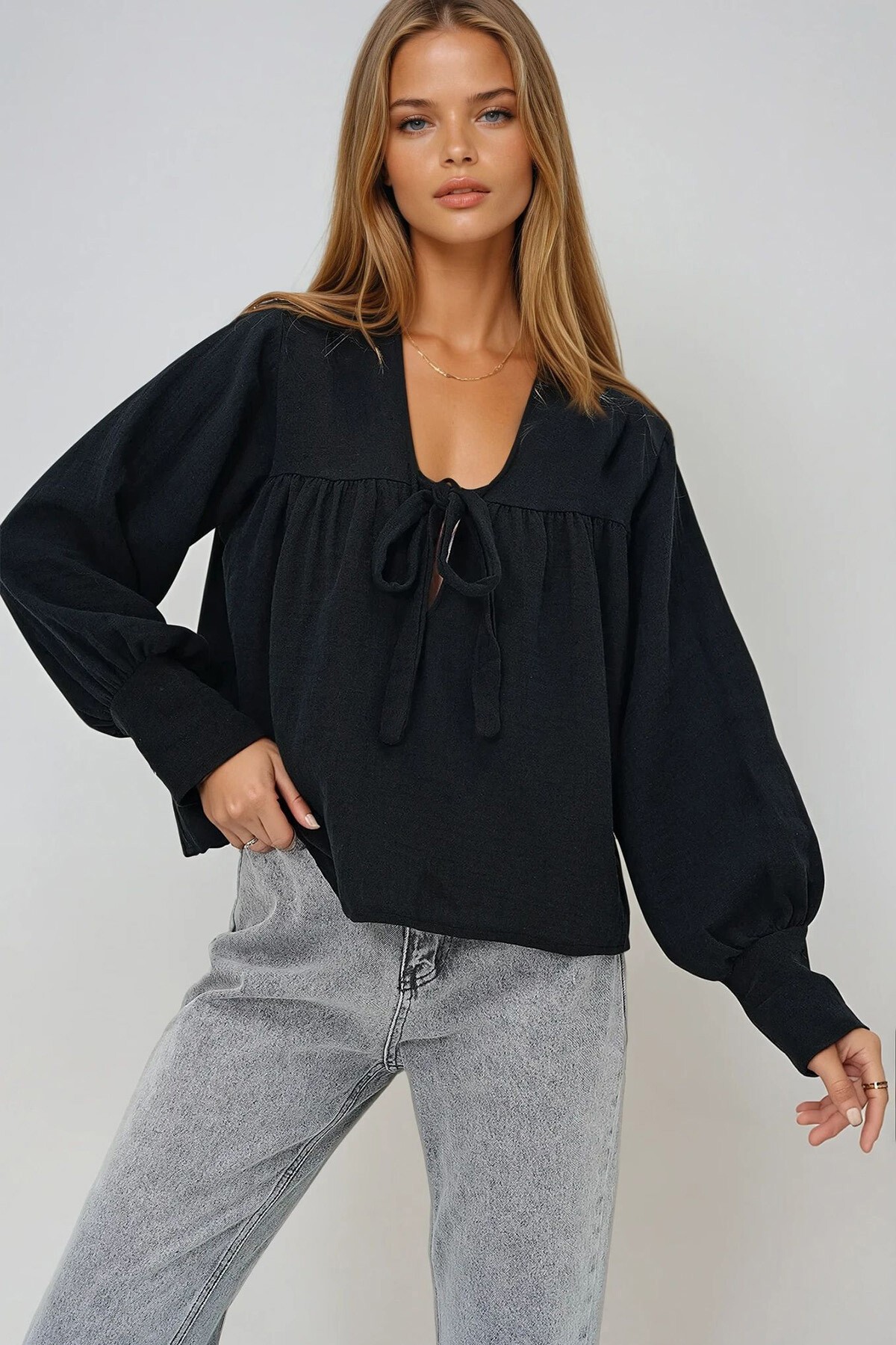 Siyah V Yaka Göğüsten Bağlamalı Büzgülü Yazlık Dokuma Bluz