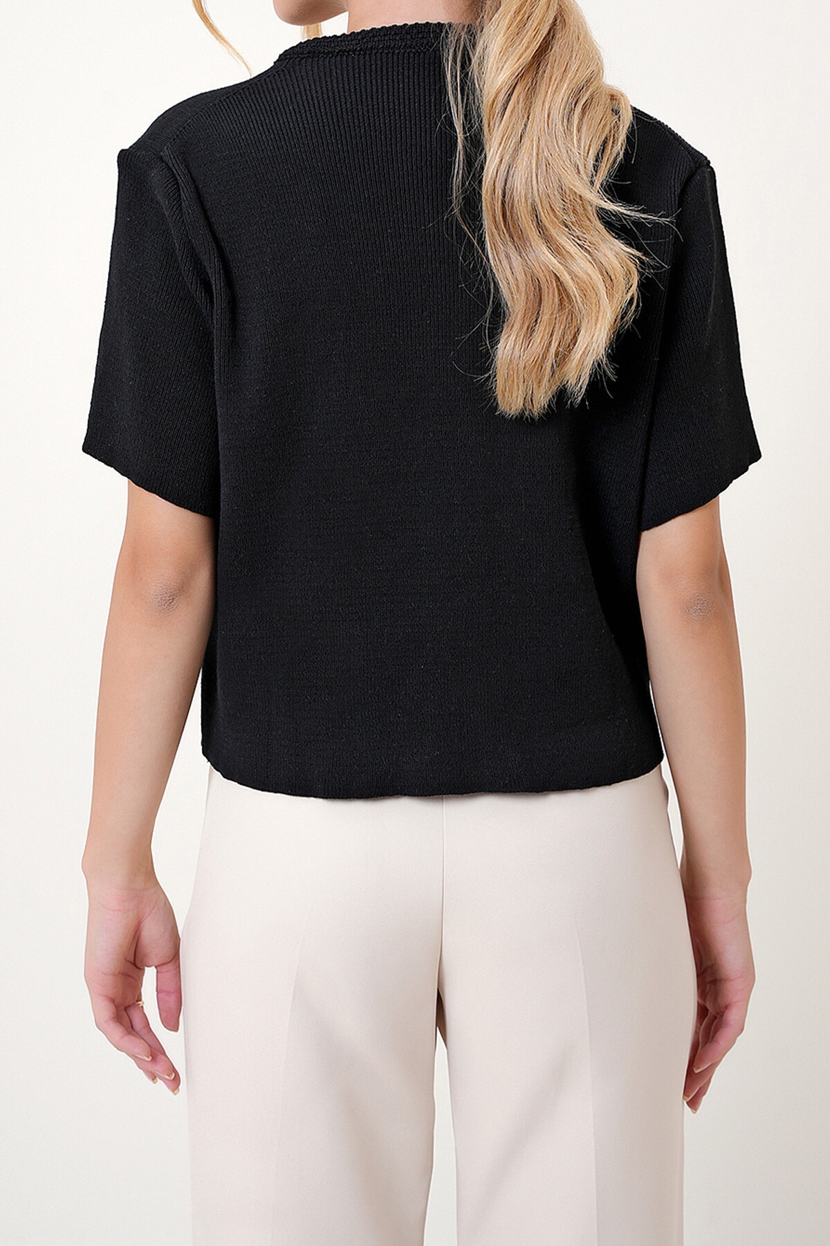 Siyah V Yaka Gold Düğmeli Cep Detaylı Triko Hırka