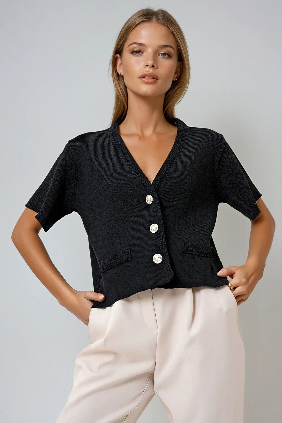 Siyah V Yaka Gold Düğmeli Cep Detaylı Triko Hırka