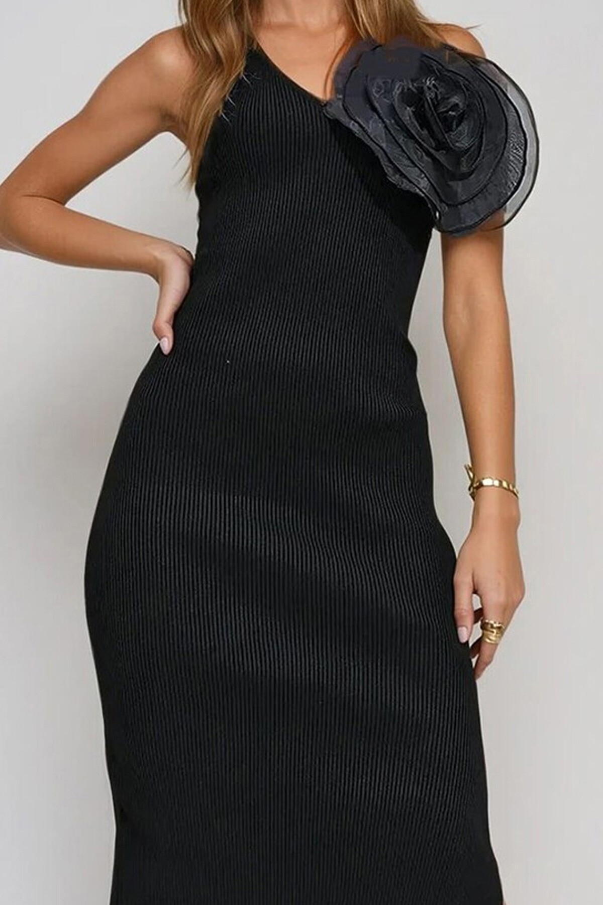 Siyah V Yaka Gül Aksesuarlı Triko Midi Boy Elbise