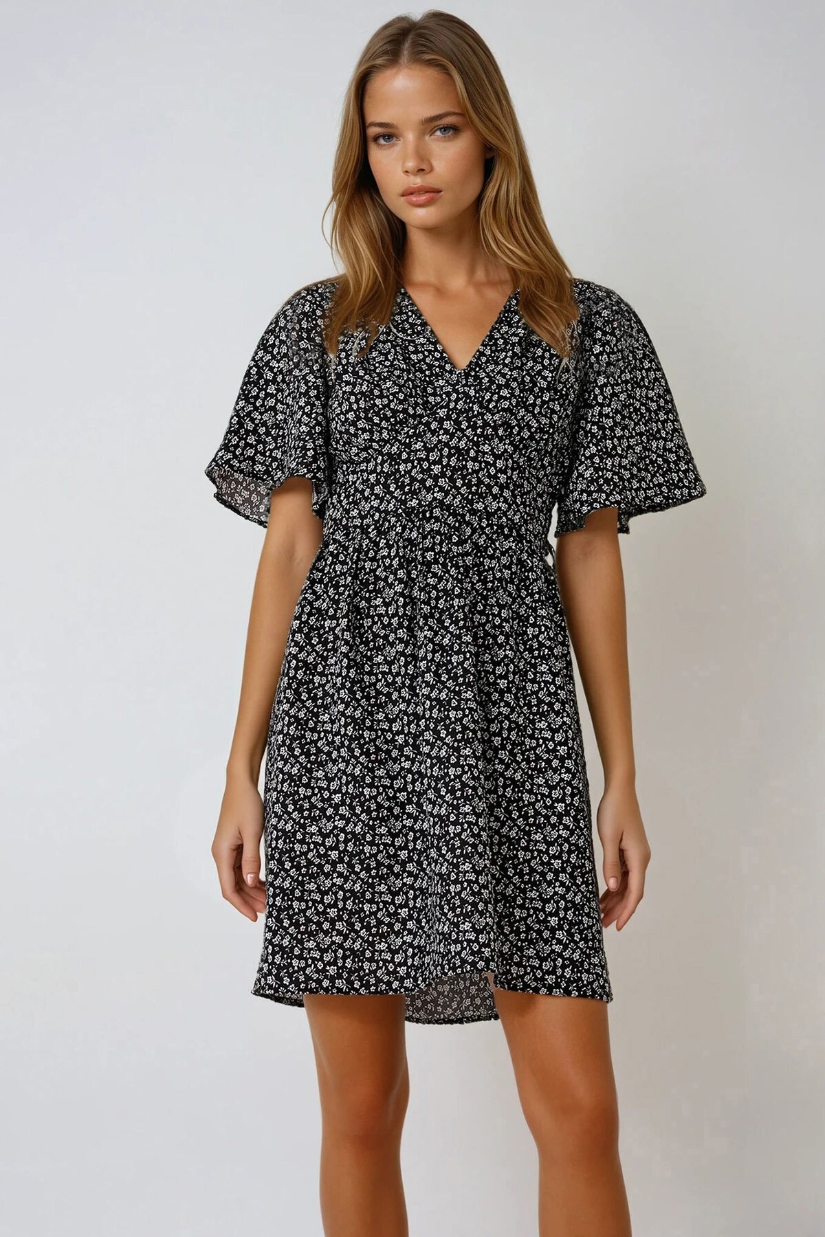 Siyah V Yaka Kısa Kol Çiçek Desenli Eteği Volanlı Dokuma Elbise