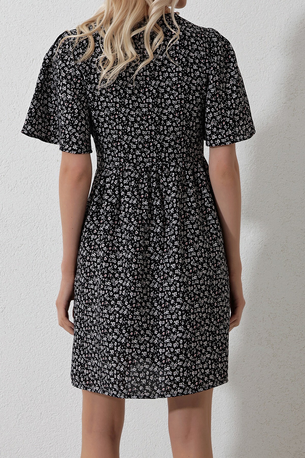 Siyah V Yaka Kısa Kol Çiçek Desenli Eteği Volanlı Dokuma Elbise