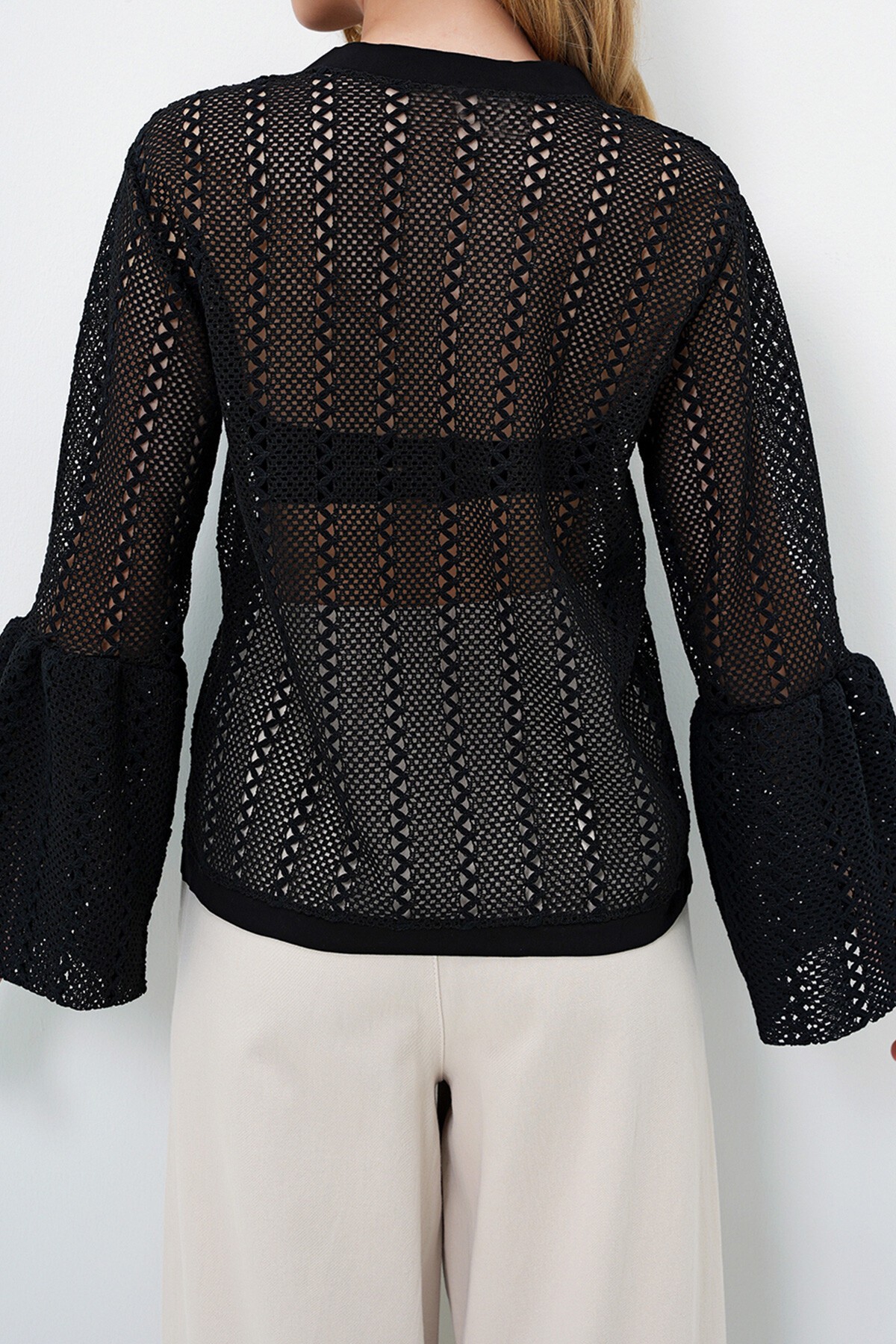 Siyah V Yaka Kolları Volanlı Yazlık Triko Bluz