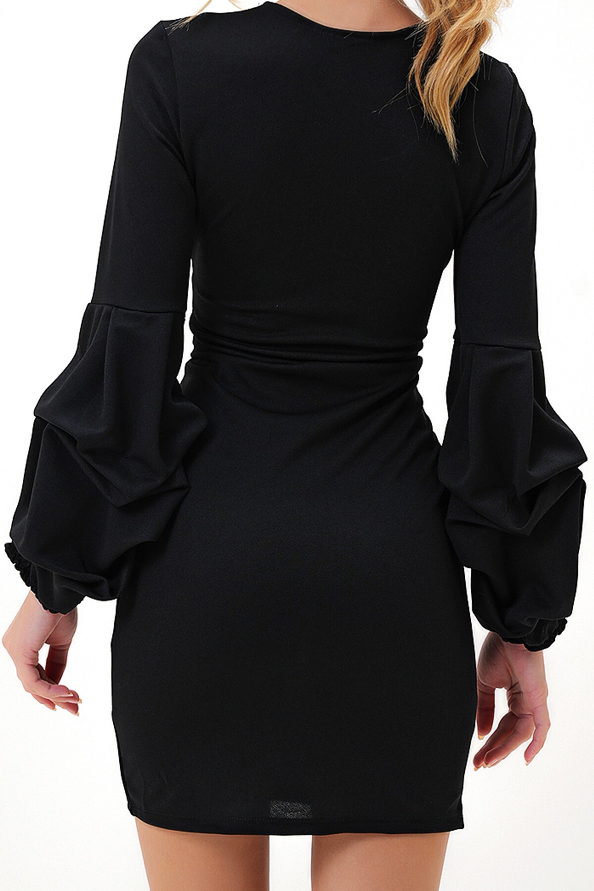 Siyah V Yaka Kolu Volanlı Mini Boy Örme Krep Elbise