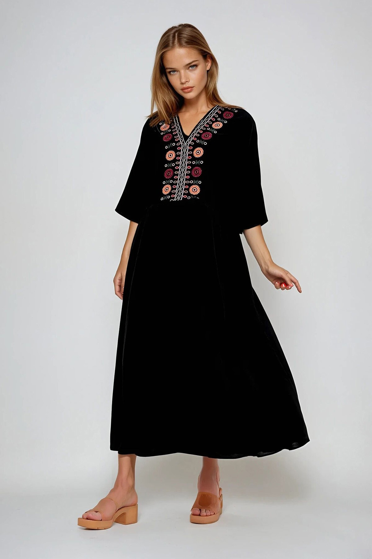 Siyah V Yaka Nakışlı Dokuma Elbise