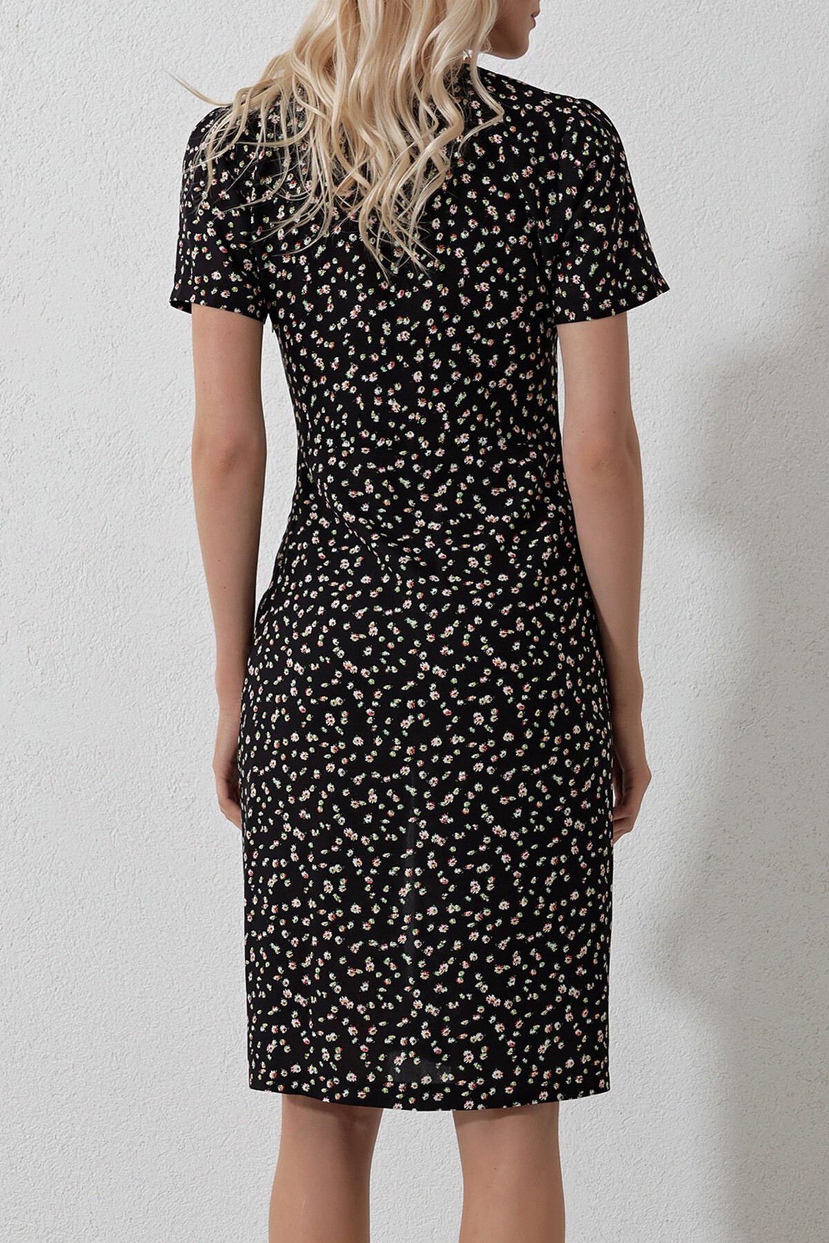 Siyah V Yaka Önü Düğümlü Çiçek Desenli Dokuma Elbise