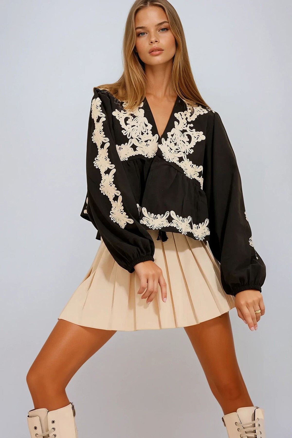 Siyah V Yaka Püskül Detaylı İşlemeli Balon Kol Crop Mevsimlik Ceket