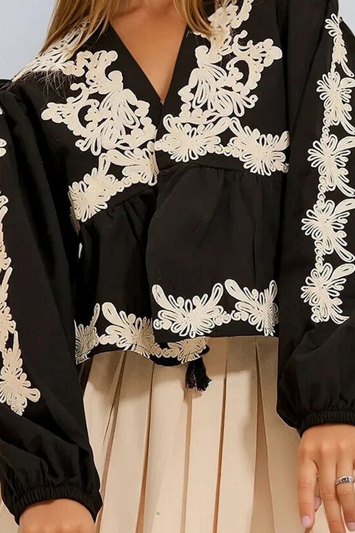 Siyah V Yaka Püskül Detaylı İşlemeli Balon Kol Crop Mevsimlik Ceket