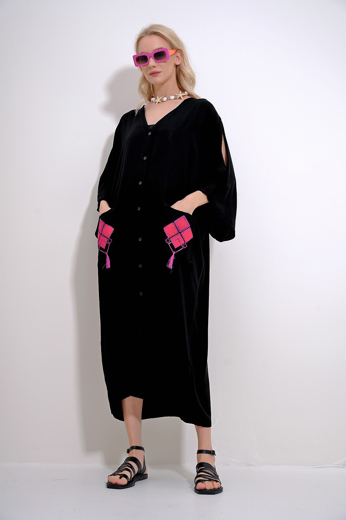 Siyah V Yaka Sırtı Ve Cepleri Nakışlı Önü Düğmeli Dokuma Viskon Elbise