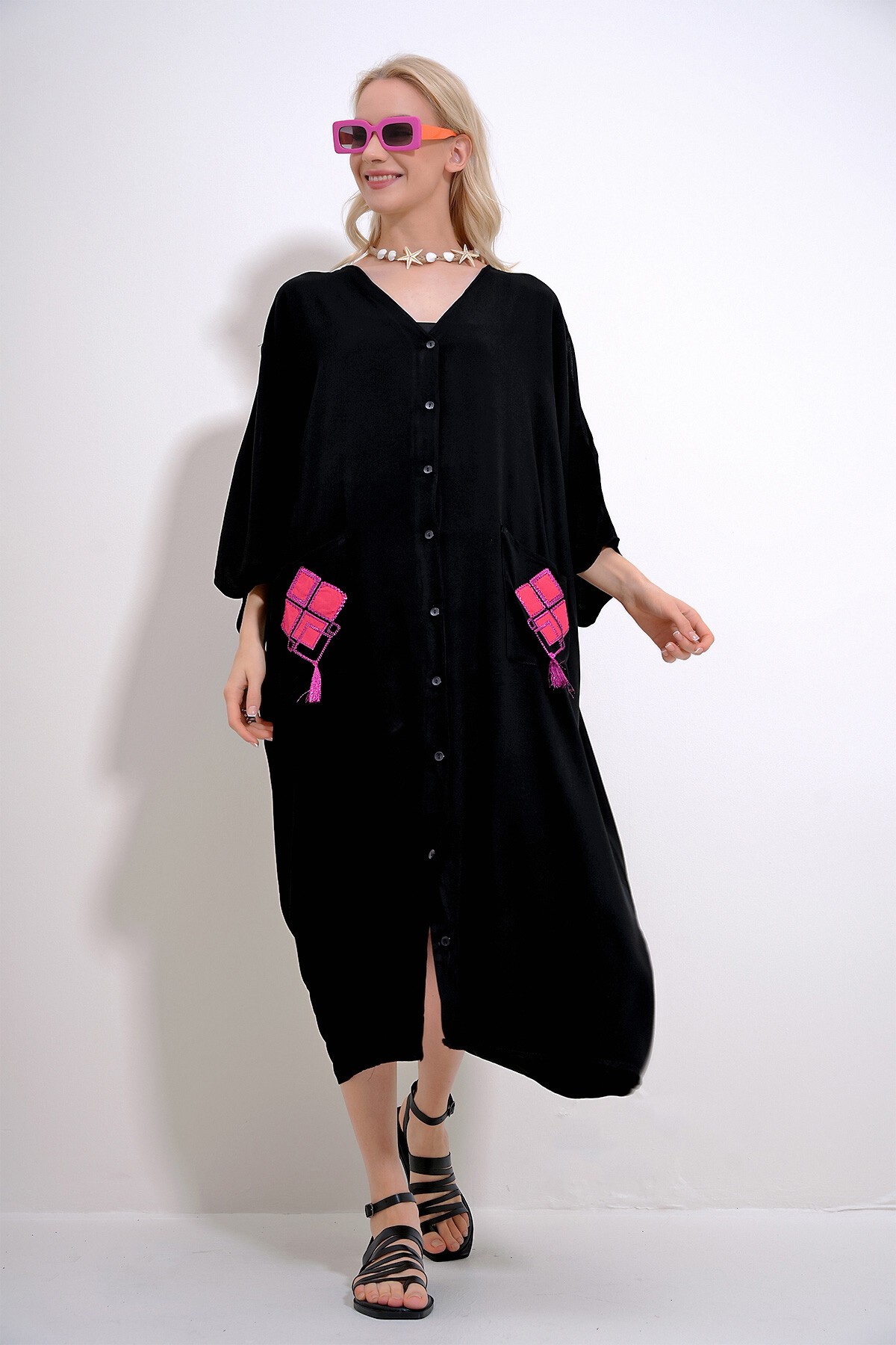 Siyah V Yaka Sırtı Ve Cepleri Nakışlı Önü Düğmeli Dokuma Viskon Elbise