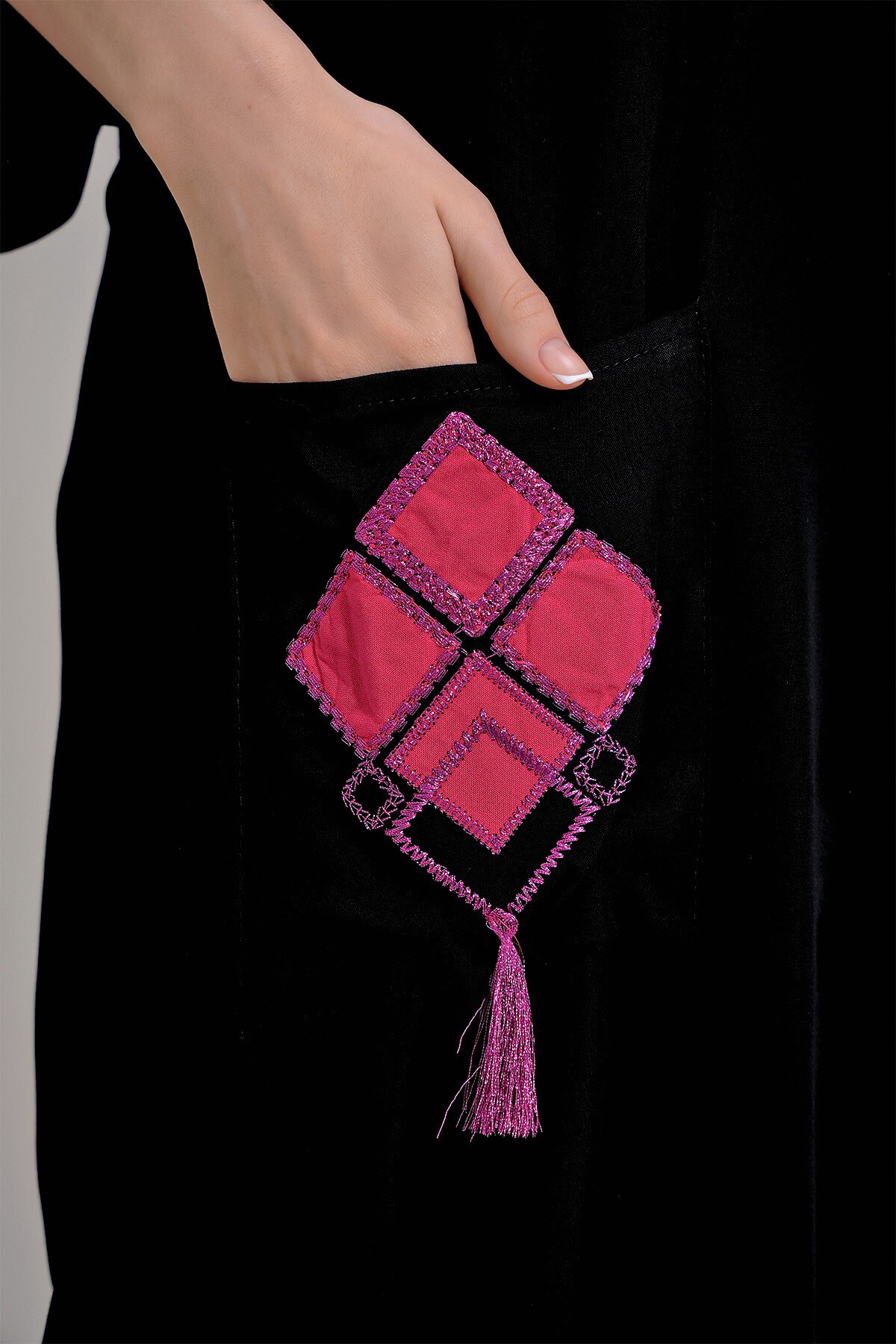 Siyah V Yaka Sırtı Ve Cepleri Nakışlı Önü Düğmeli Dokuma Viskon Elbise