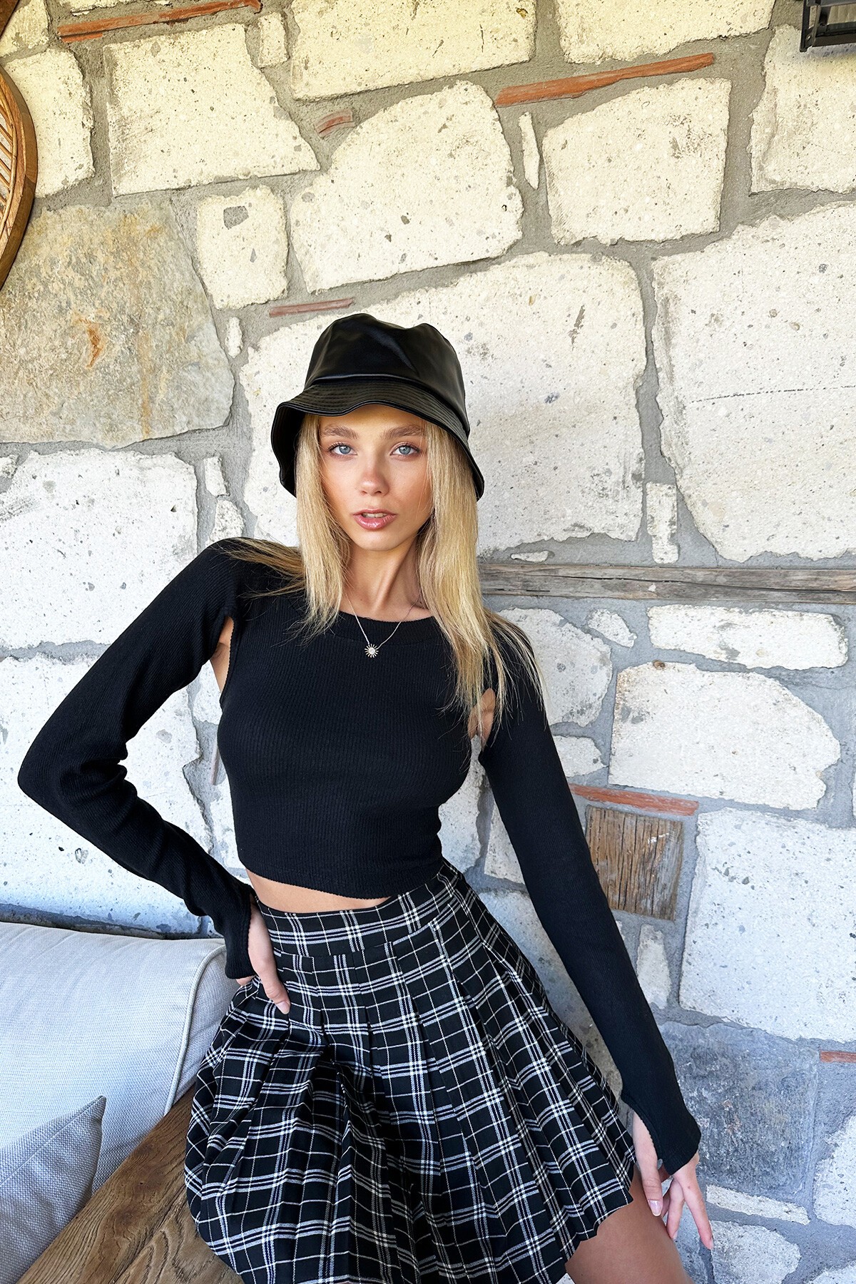 Siyah Vücuda Oturan Bisiklet Yaka Kol Dekolteli Parmak Detaylı Crop Örme Bluz