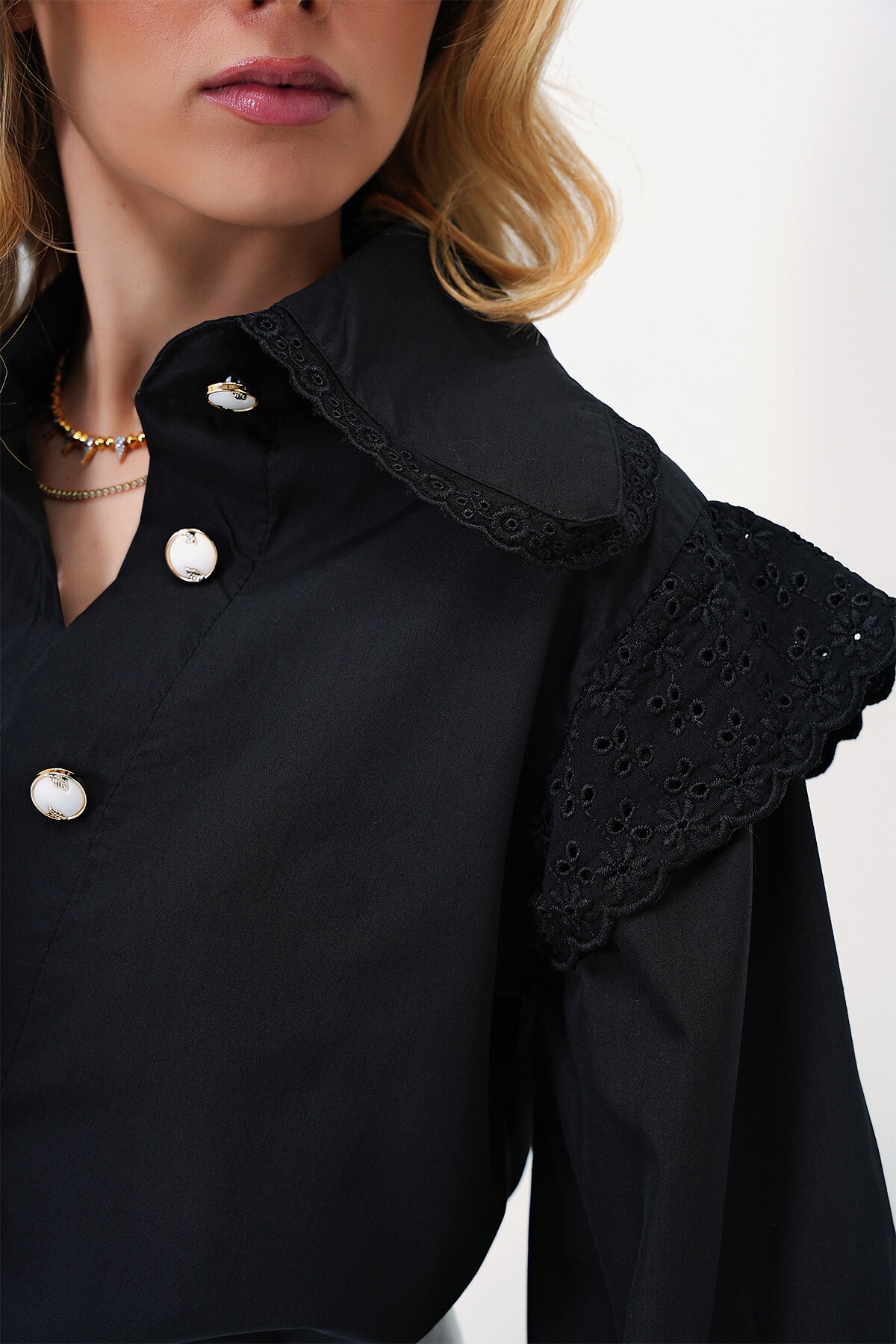 Siyah Yakası Fisto İşlemeli Balon Kol Nakışlı Poplin Gömlek