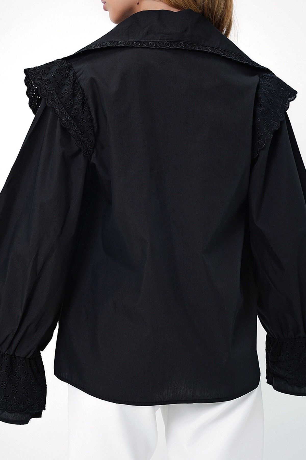 Siyah Yakası Fisto İşlemeli Balon Kol Nakışlı Poplin Gömlek