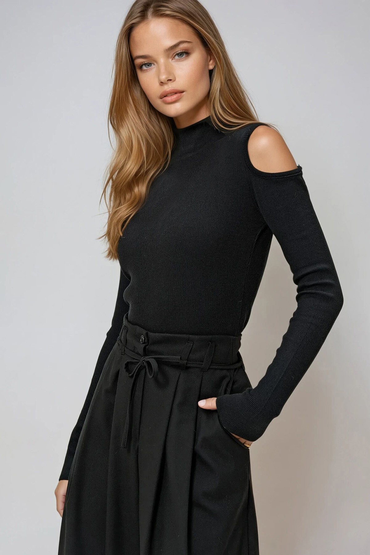 Siyah Yarım Balıkçı Yaka Cut Out Ve Aksesuar Detaylı Kaşkorse Bluz