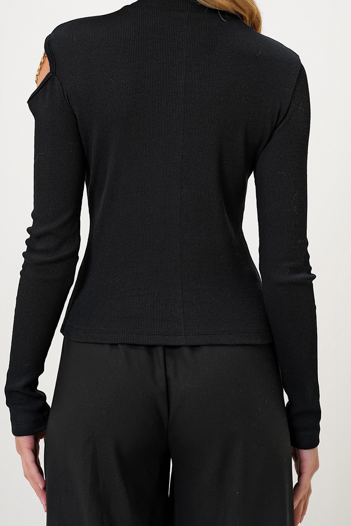 Siyah Yarım Balıkçı Yaka Cut Out Ve Aksesuar Detaylı Kaşkorse Bluz