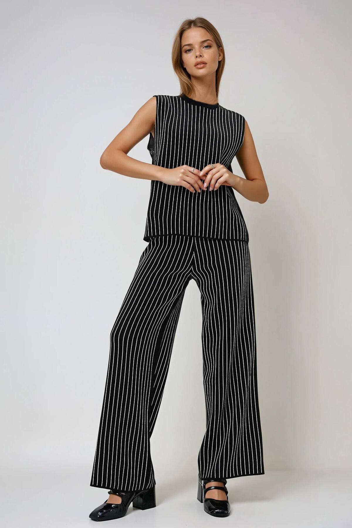 Siyah Yarım Balıkçı Yaka Yanları Düğmeli Kolsuz Triko Çizgili Bluz Ve Palazzo Pantolon Takım
