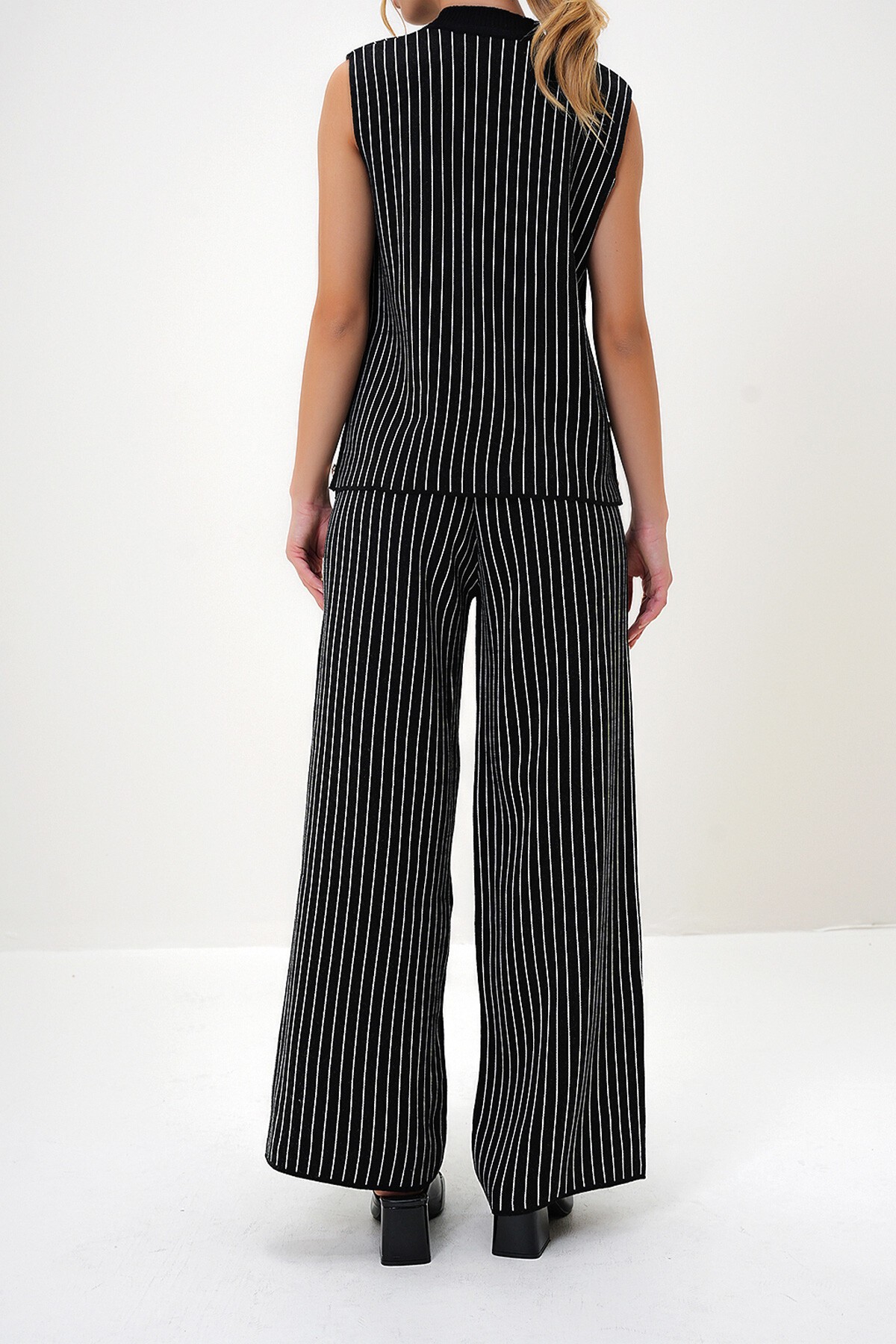 Siyah Yarım Balıkçı Yaka Yanları Düğmeli Kolsuz Triko Çizgili Bluz Ve Palazzo Pantolon Takım